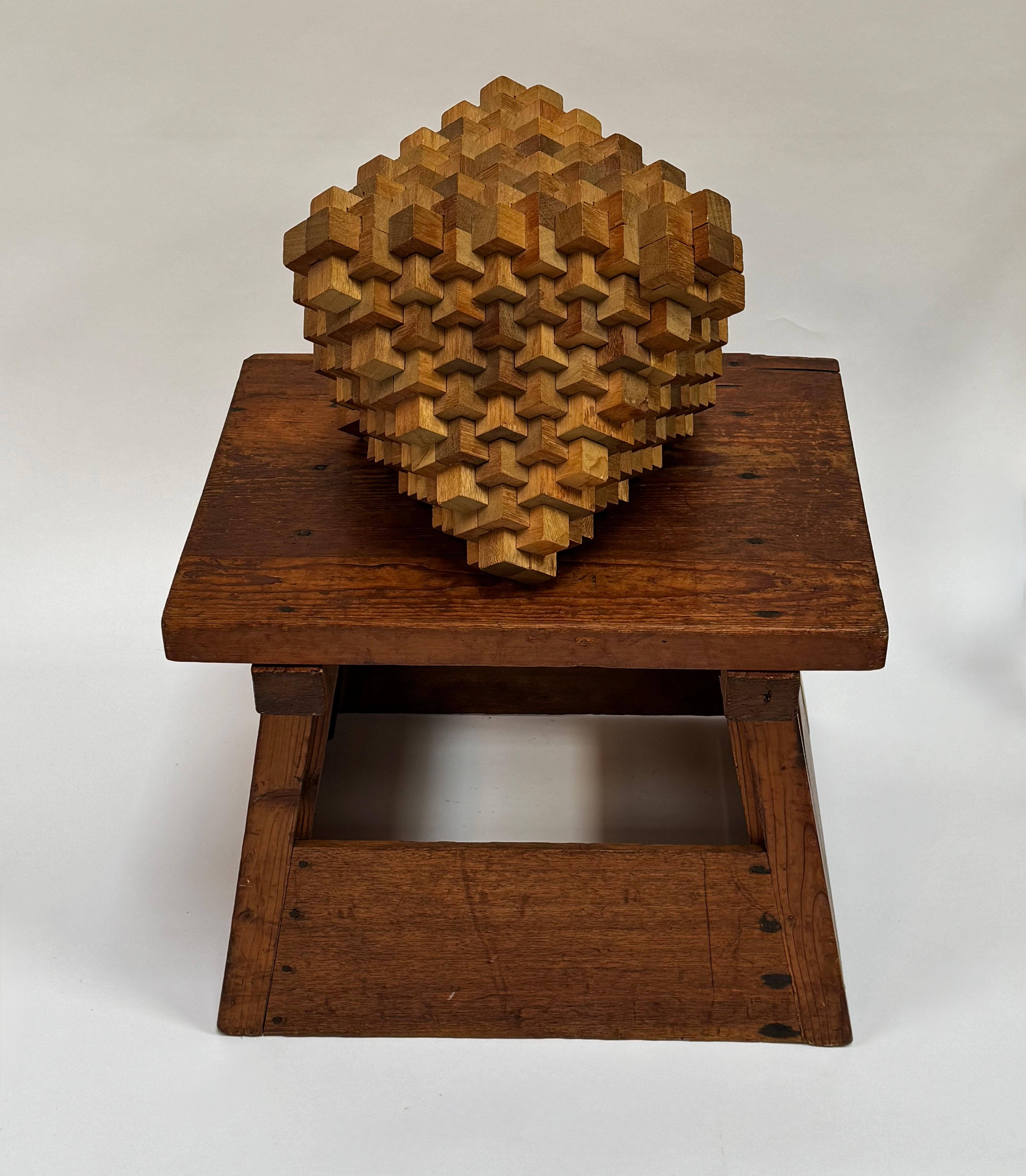 Fatto a mano Enorme puzzle/scultura in legno giapponese Kumiki Tetrahedron in vendita