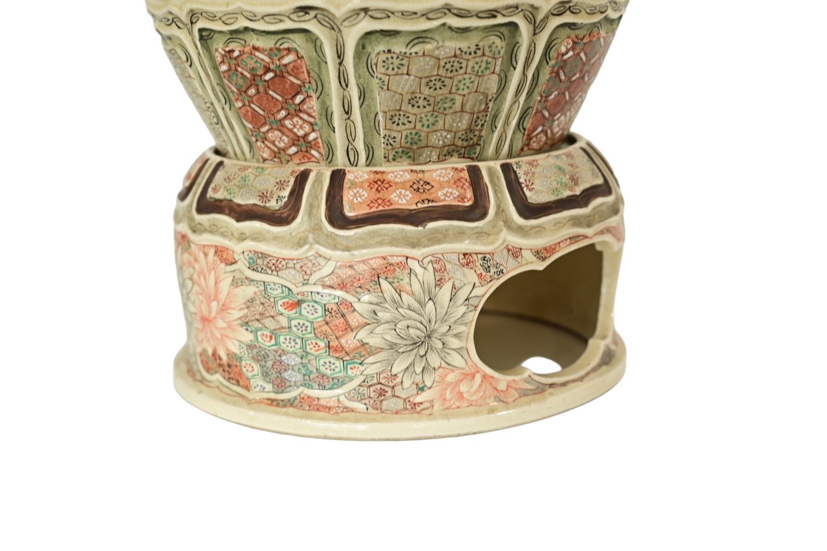 Massive jarre japonaise Meiji Satsuma avec fleuron de lion ShiShi - peinte à la main en vente 5