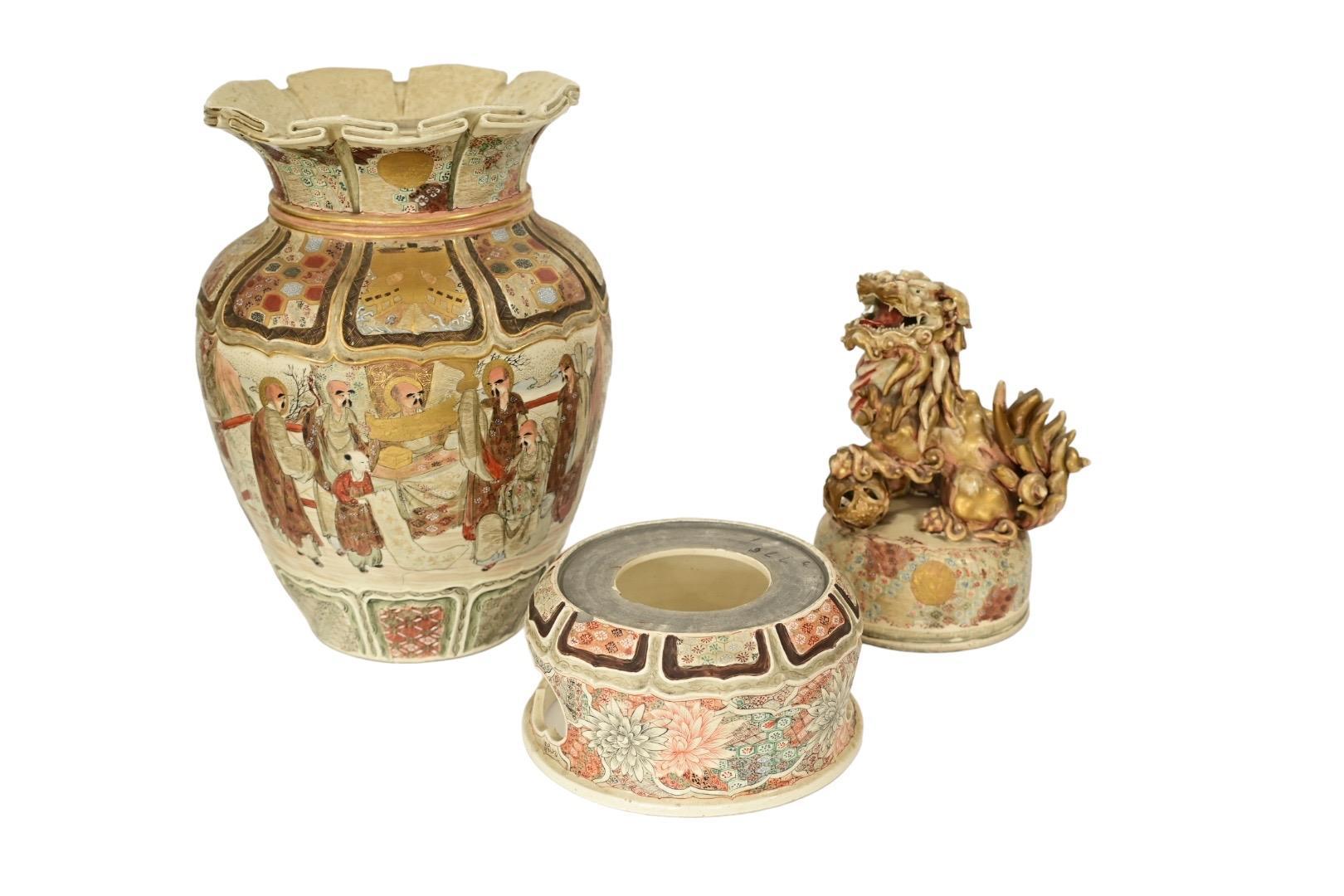 Massive jarre japonaise Meiji Satsuma avec fleuron de lion ShiShi - peinte à la main en vente 8