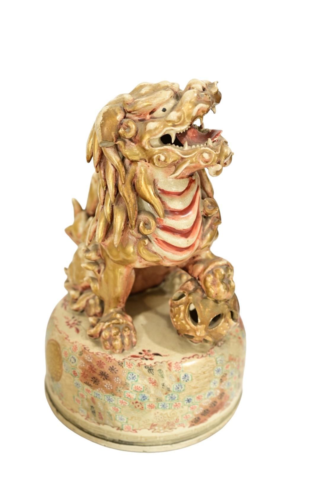 Massive jarre japonaise Meiji Satsuma avec fleuron de lion ShiShi - peinte à la main en vente 9