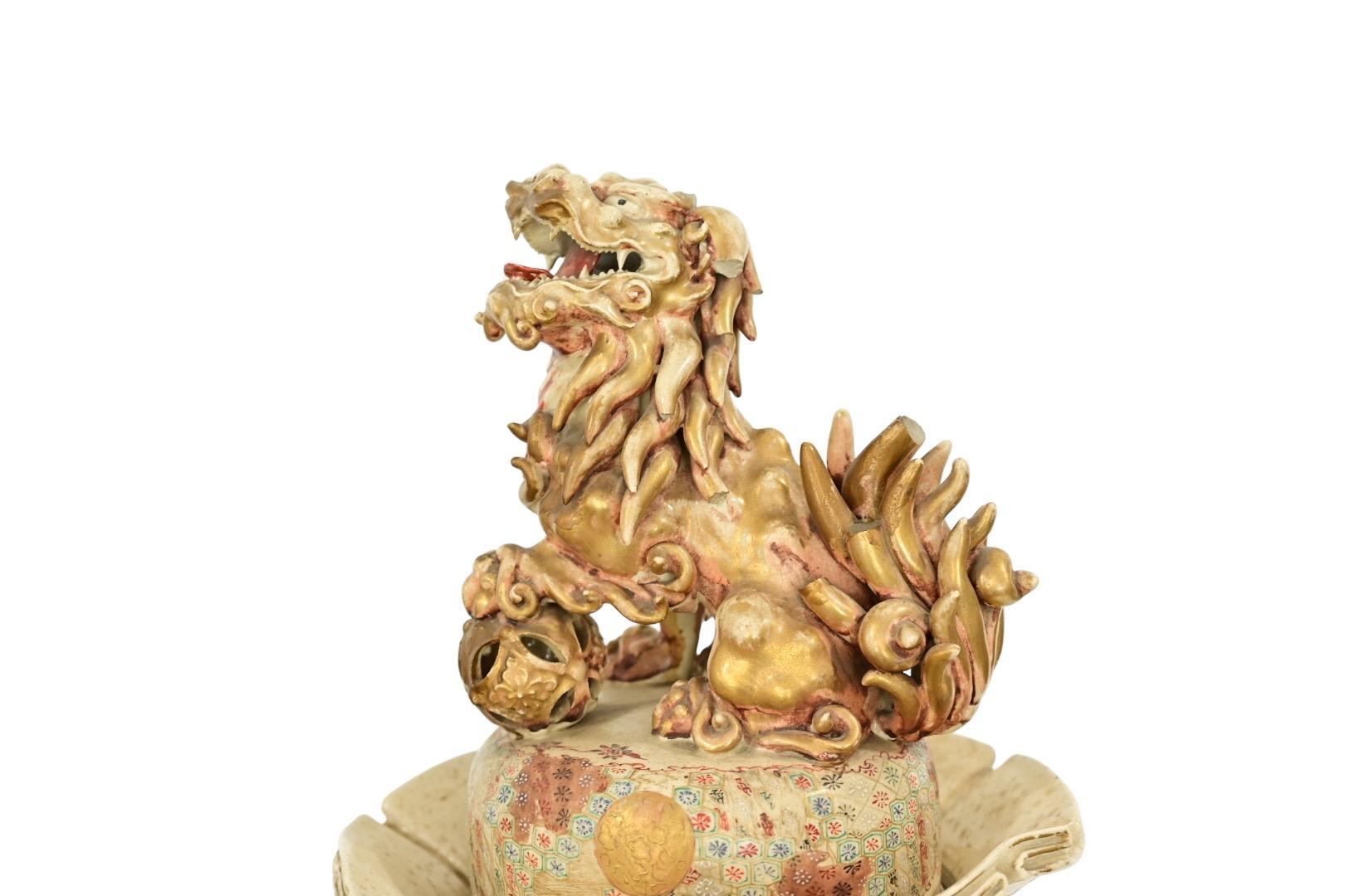 Impressionnant et monumental vase japonais en faïence de Satsuma datant de la période Meiji (fin du XIXe siècle-début du XXe siècle), minutieusement peint à la main avec des décorations dorées et émaillées sur toute la surface. D'une hauteur