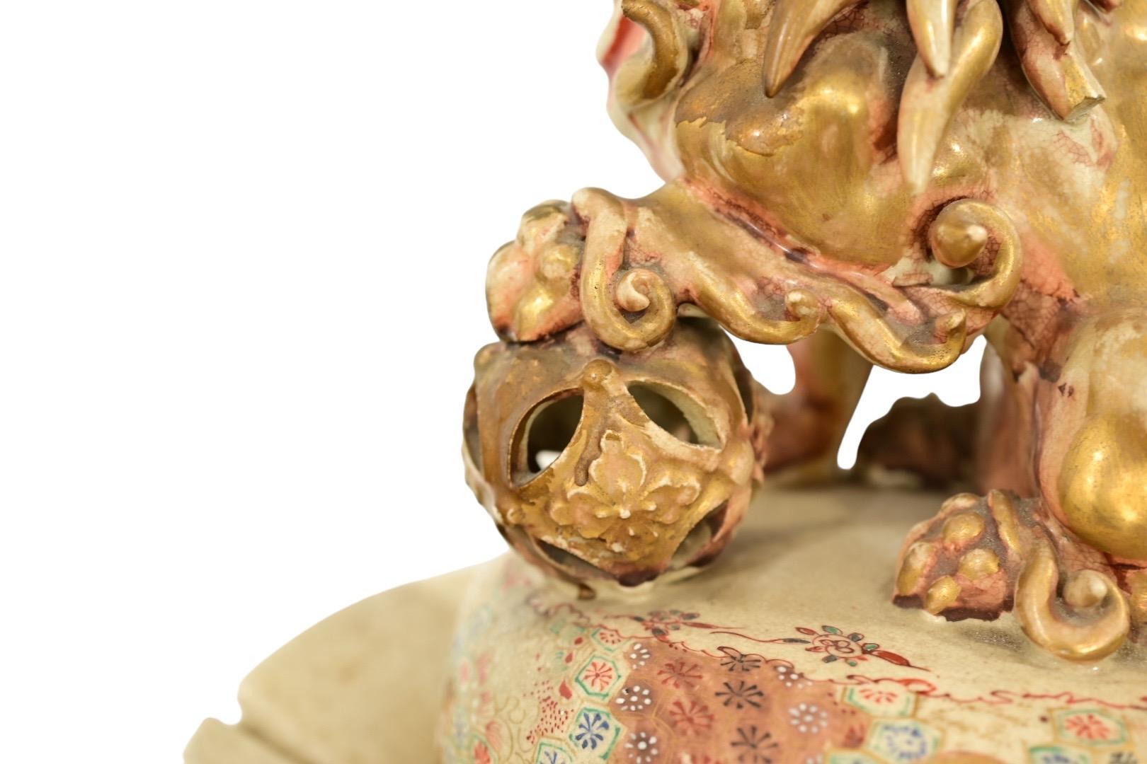 Fin du XIXe siècle Massive jarre japonaise Meiji Satsuma avec fleuron de lion ShiShi - peinte à la main en vente