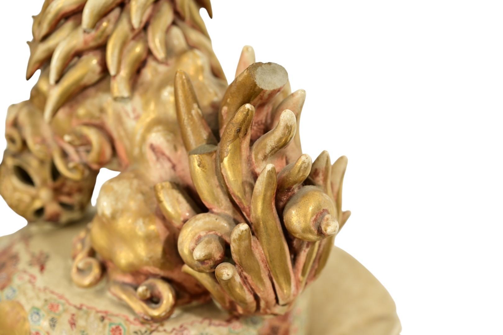 Porcelaine Massive jarre japonaise Meiji Satsuma avec fleuron de lion ShiShi - peinte à la main en vente