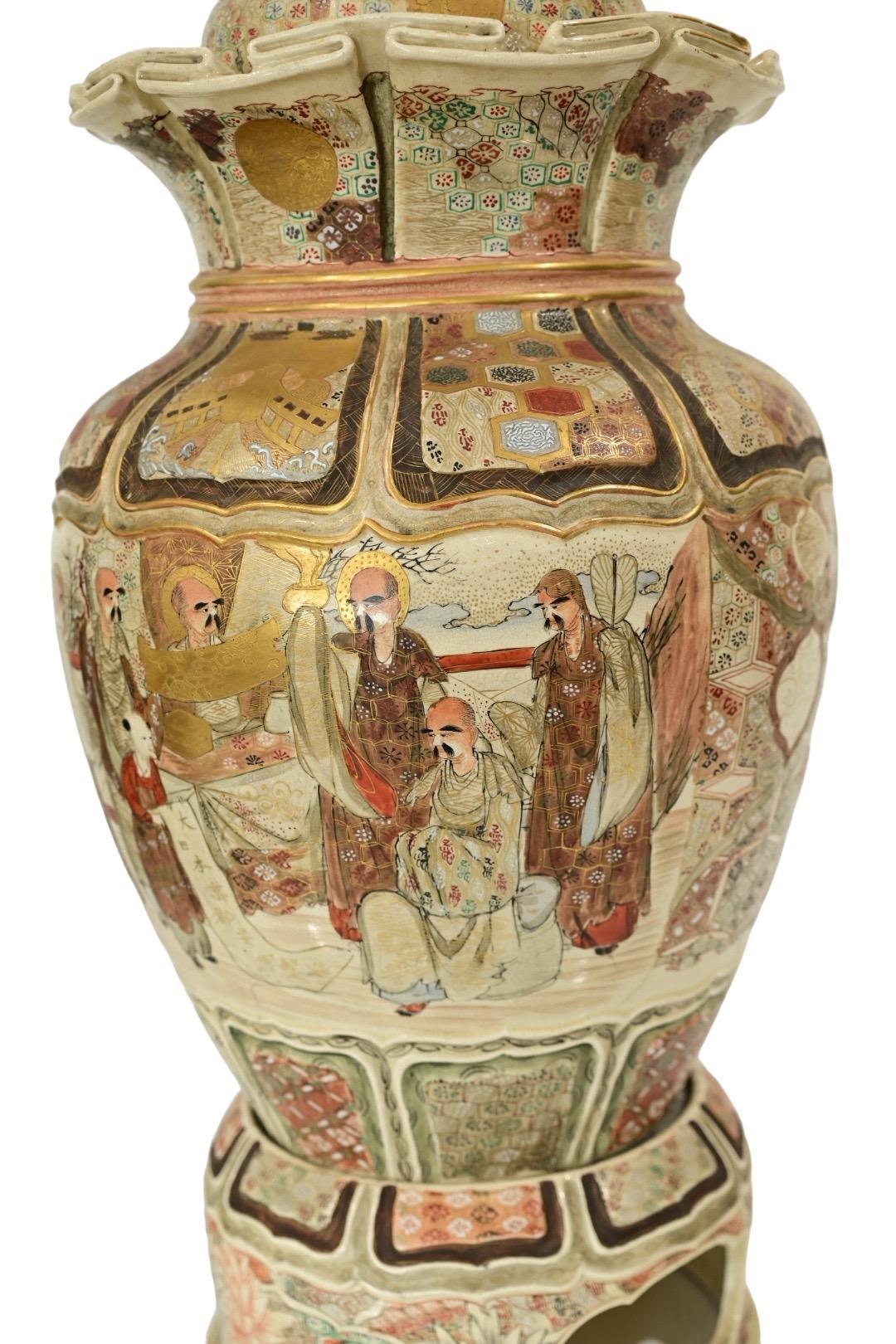 Massive jarre japonaise Meiji Satsuma avec fleuron de lion ShiShi - peinte à la main en vente 1