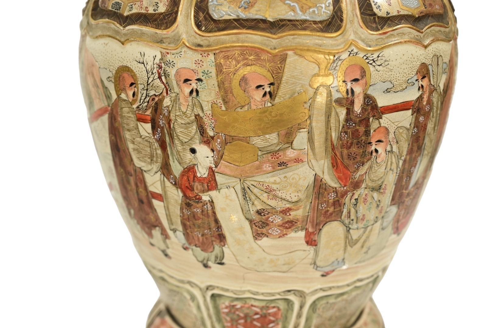 Massive jarre japonaise Meiji Satsuma avec fleuron de lion ShiShi - peinte à la main en vente 2