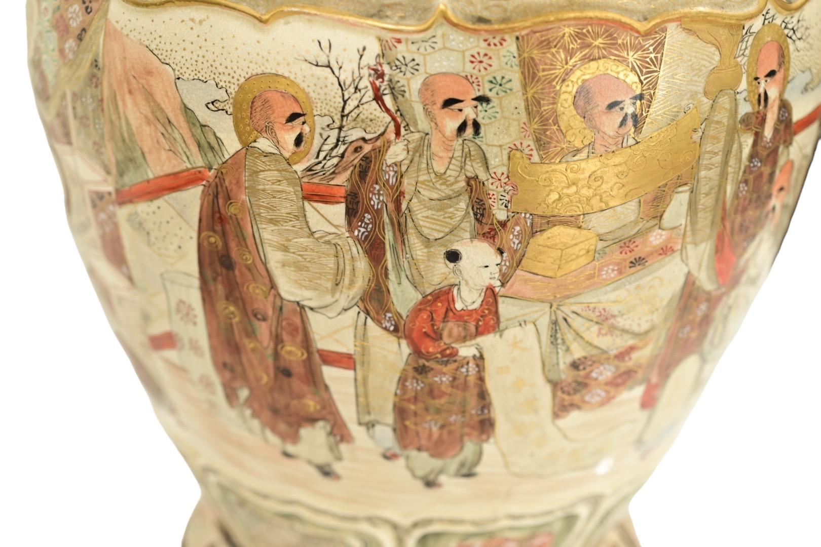 Massive jarre japonaise Meiji Satsuma avec fleuron de lion ShiShi - peinte à la main en vente 3