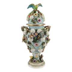 Massiv J.J. Kaendler, 1830er Jahre Meißener Schneeballen Porzellan-Deckelurne