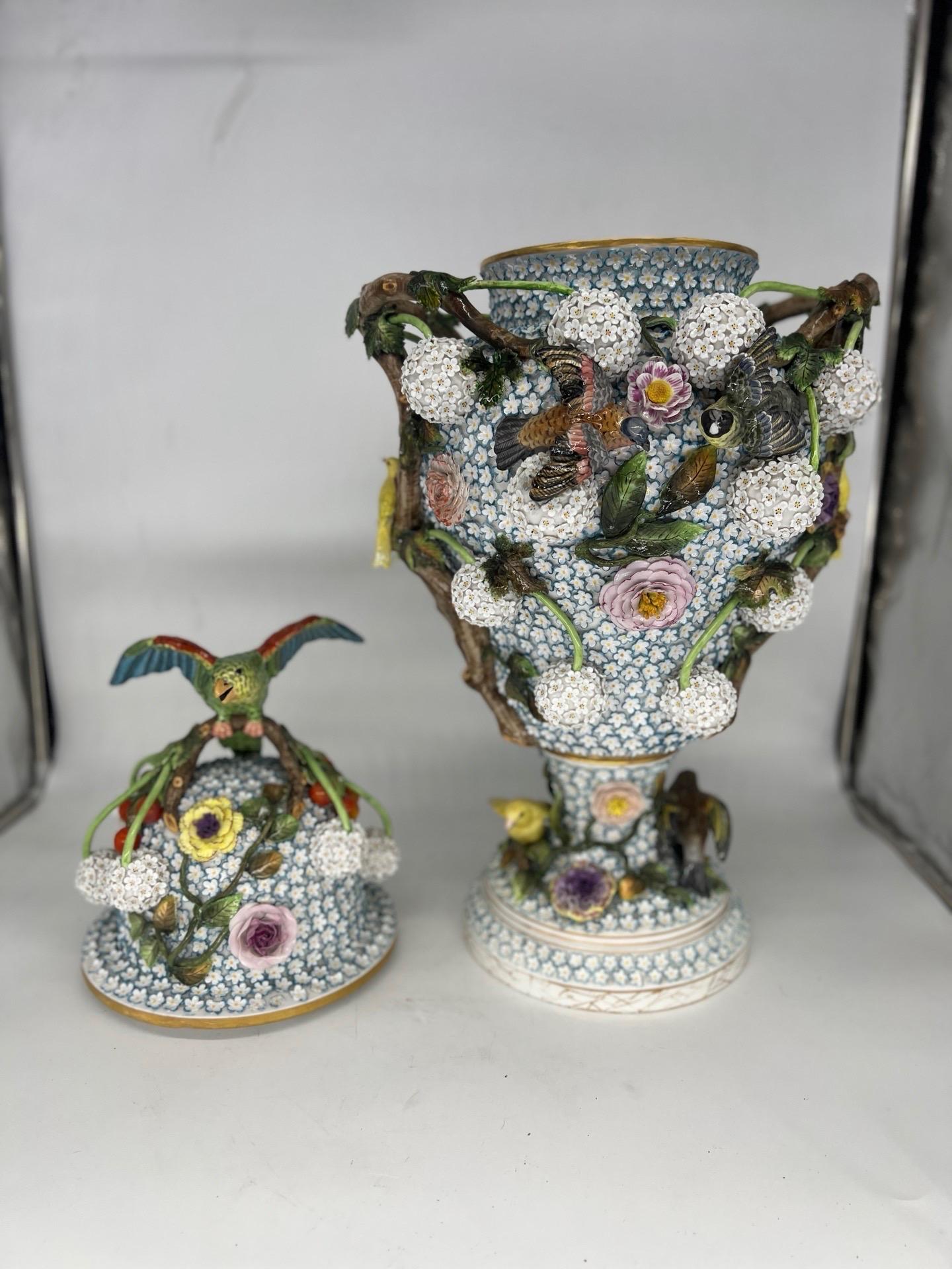Massive J.J. Kaendler, Meissen Schneeballen Porcelain Lidded Urn C. 1780 For Sale 7
