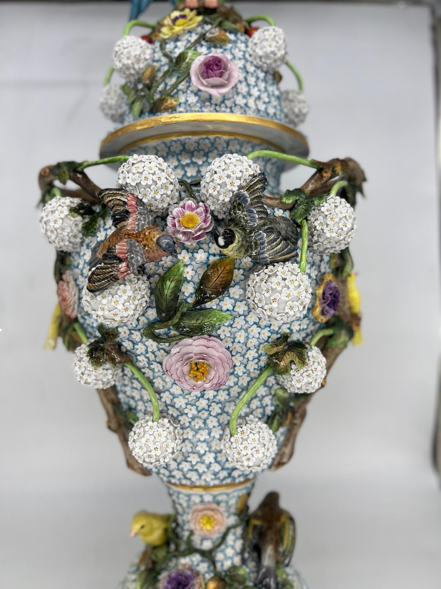 Massive J.J. Kaendler, Meissen Schneeballen Porcelain Lidded Urn C. 1780 In Good Condition For Sale In Atlanta, GA