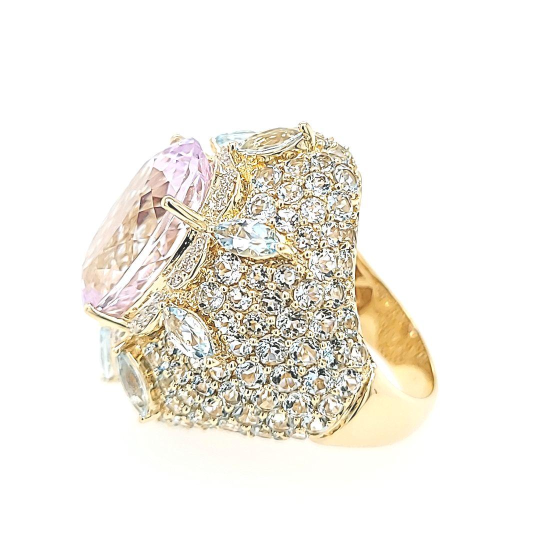 Massive Kunzite Cocktail Ring with Aquamarine Accents in Yellow Gold In Good Condition For Sale In Coral Gables, FL