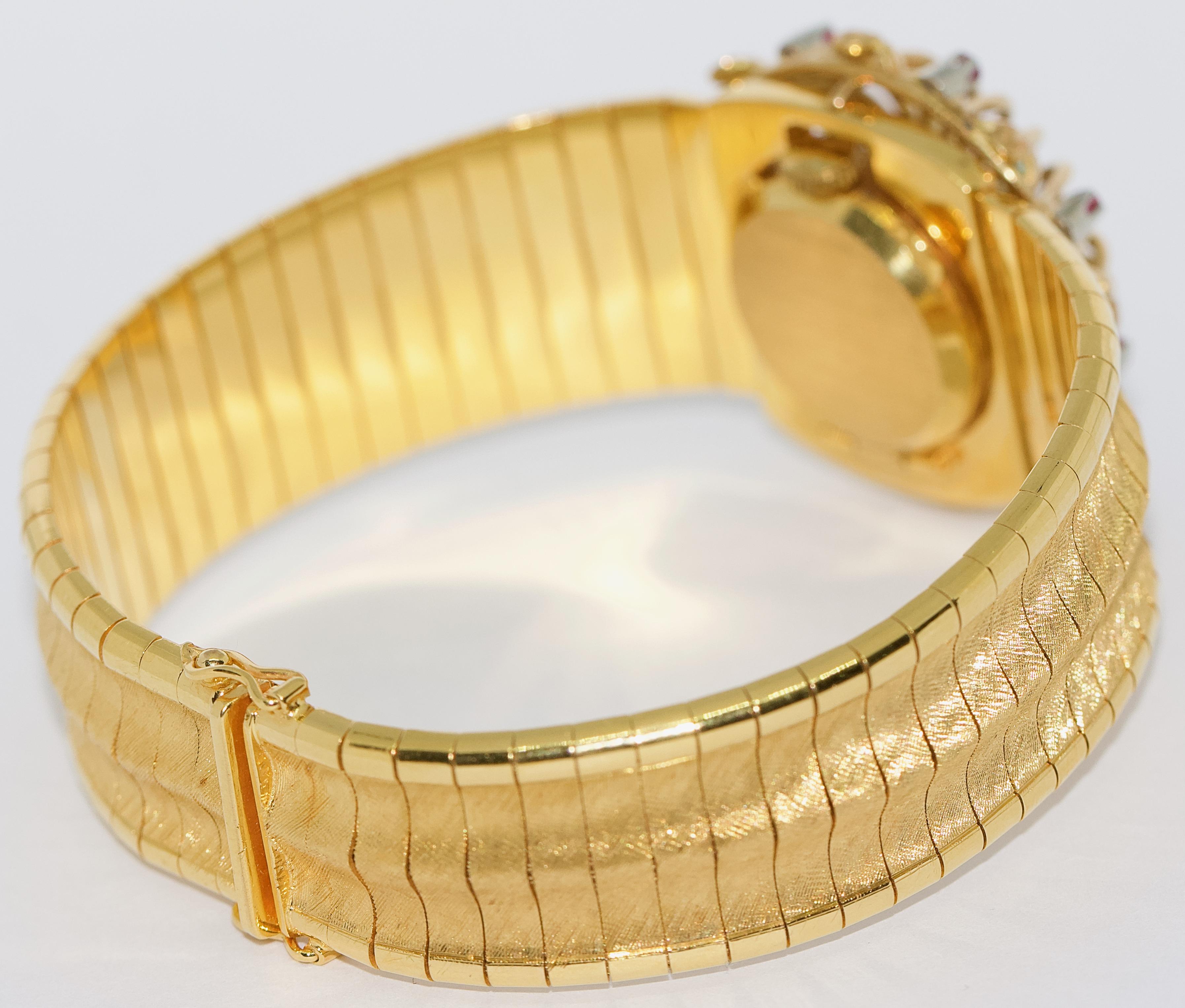 Massive Damenarmbanduhr, Armband, 18 Karat Gold, mit Rubinen und Smaragden im Zustand „Gut“ im Angebot in Berlin, DE