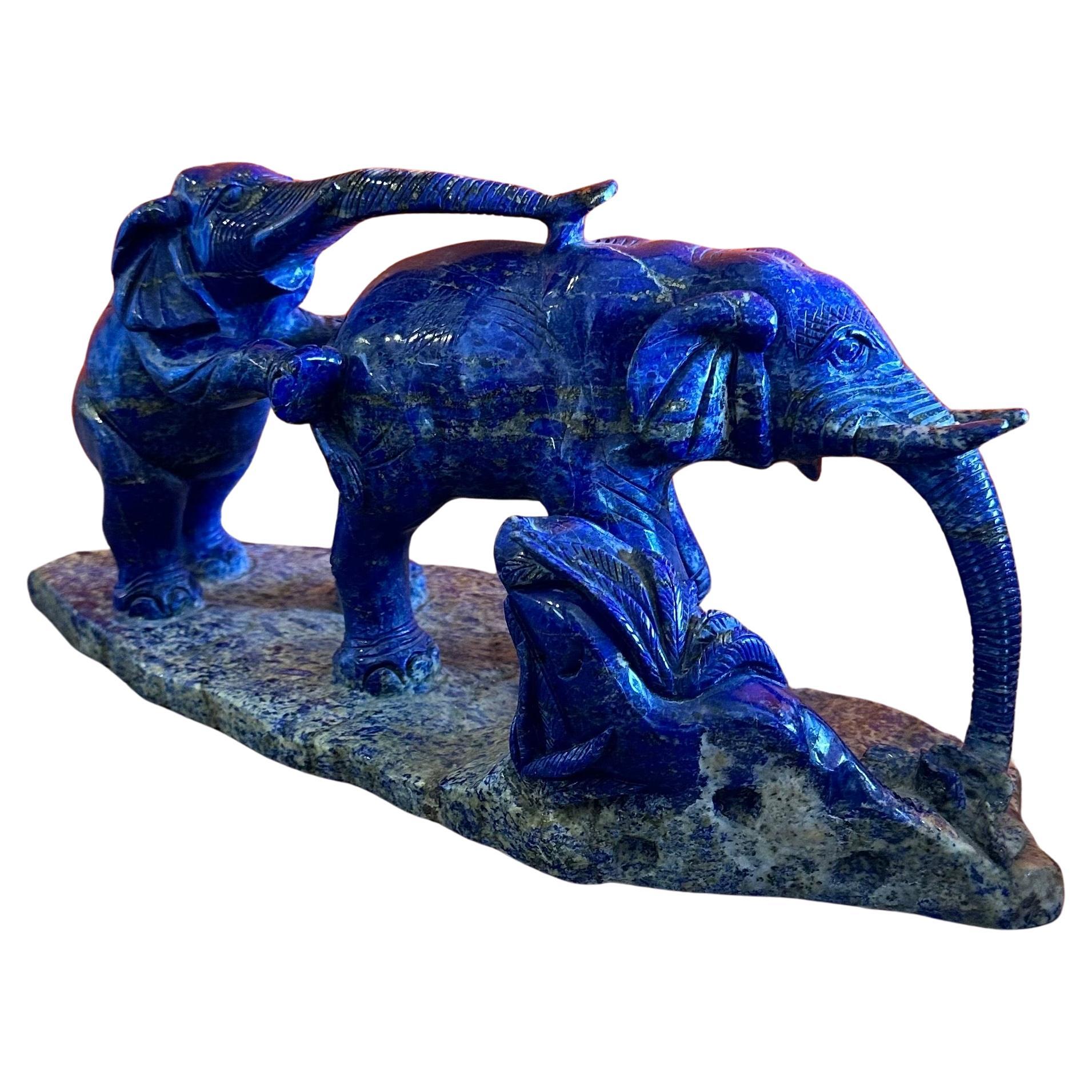 Massiccia scultura di elefanti in lapislazzuli proveniente dalla Grecia, circa anni '90.  Il pezzo è ben dettagliato, ben venato e ha una palette di sfumature di blu assolutamente stupefacente.  L'intera scultura misura 14 