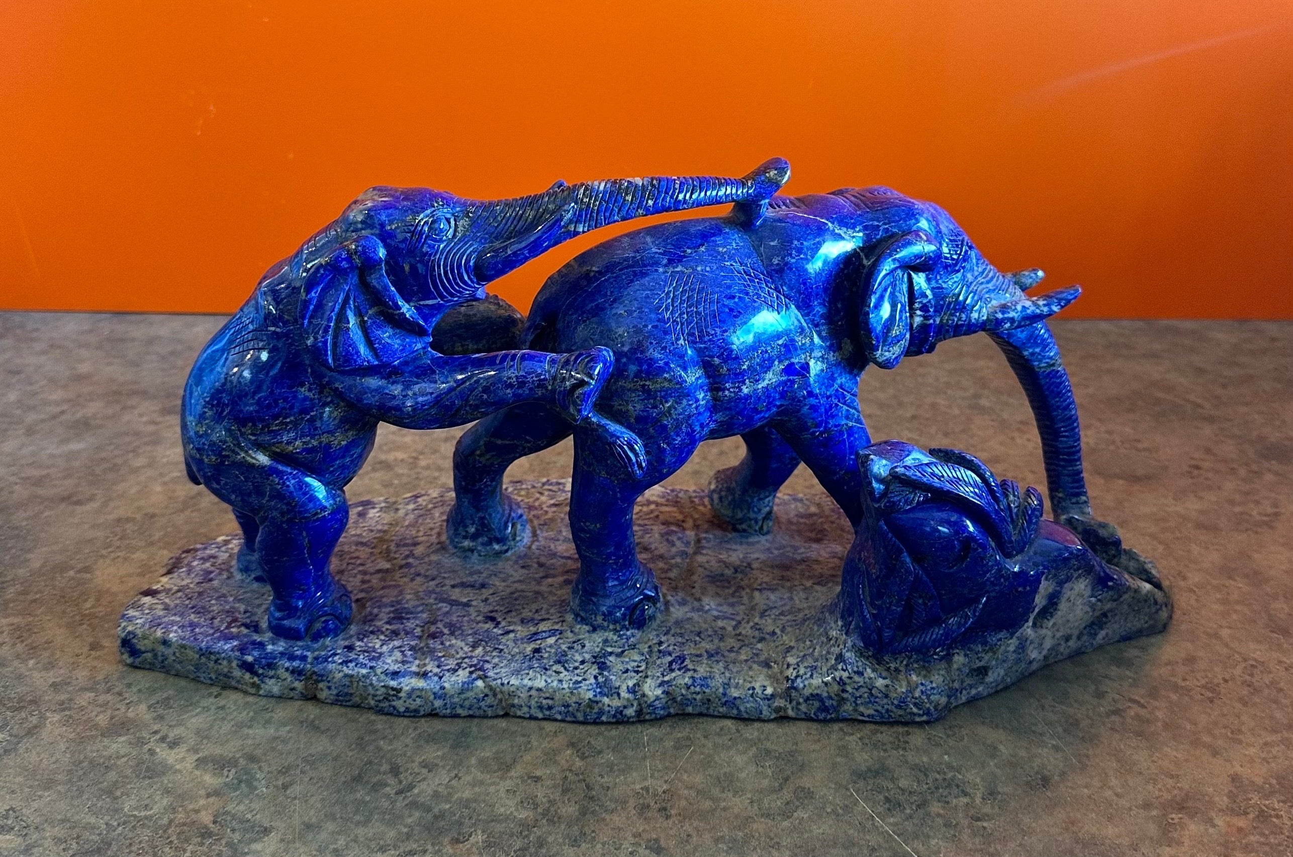 Francese Scultura massiccia di elefanti in Lapis Lazuki in vendita