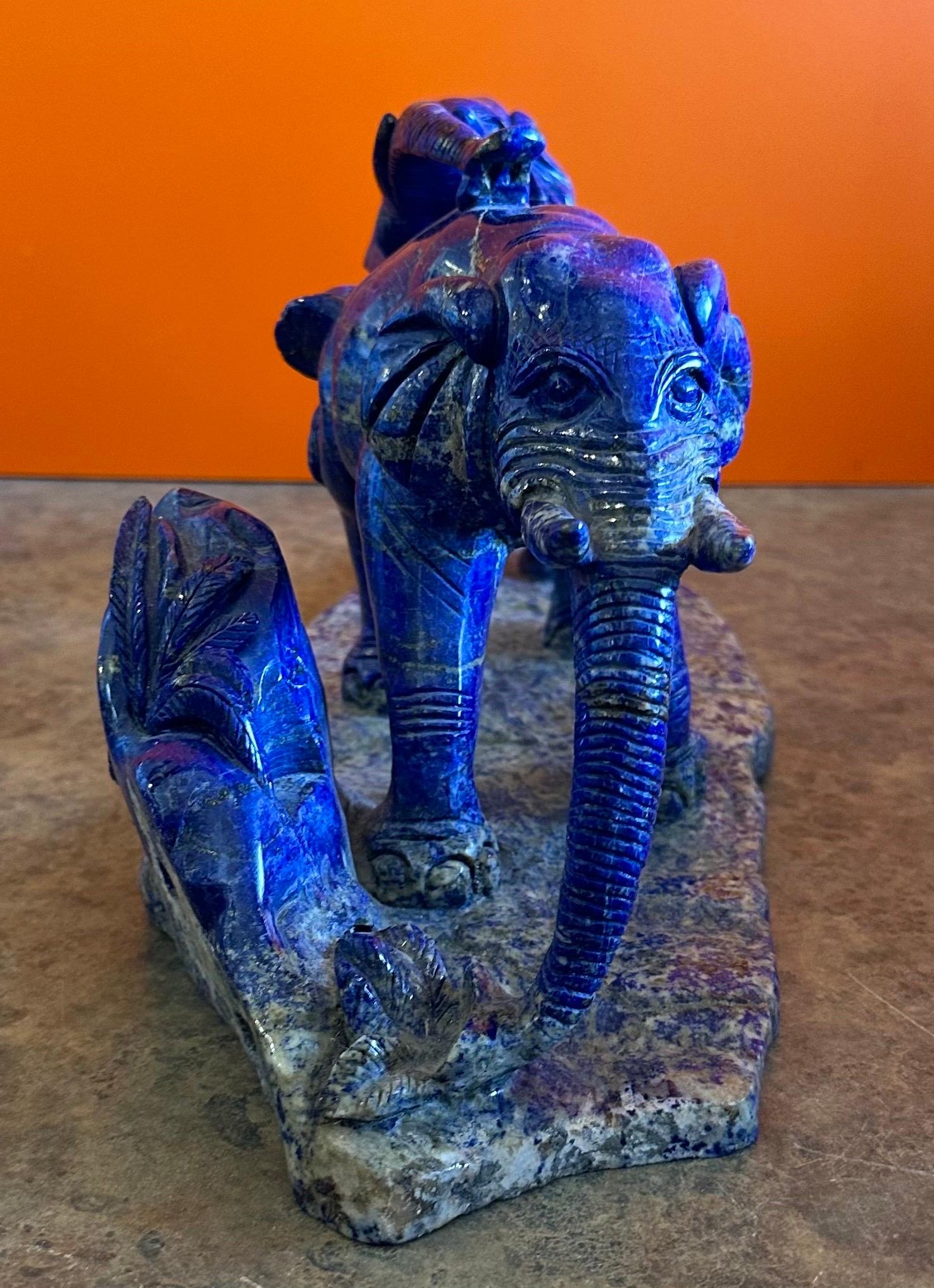 Intagliato a mano Scultura massiccia di elefanti in Lapis Lazuki in vendita