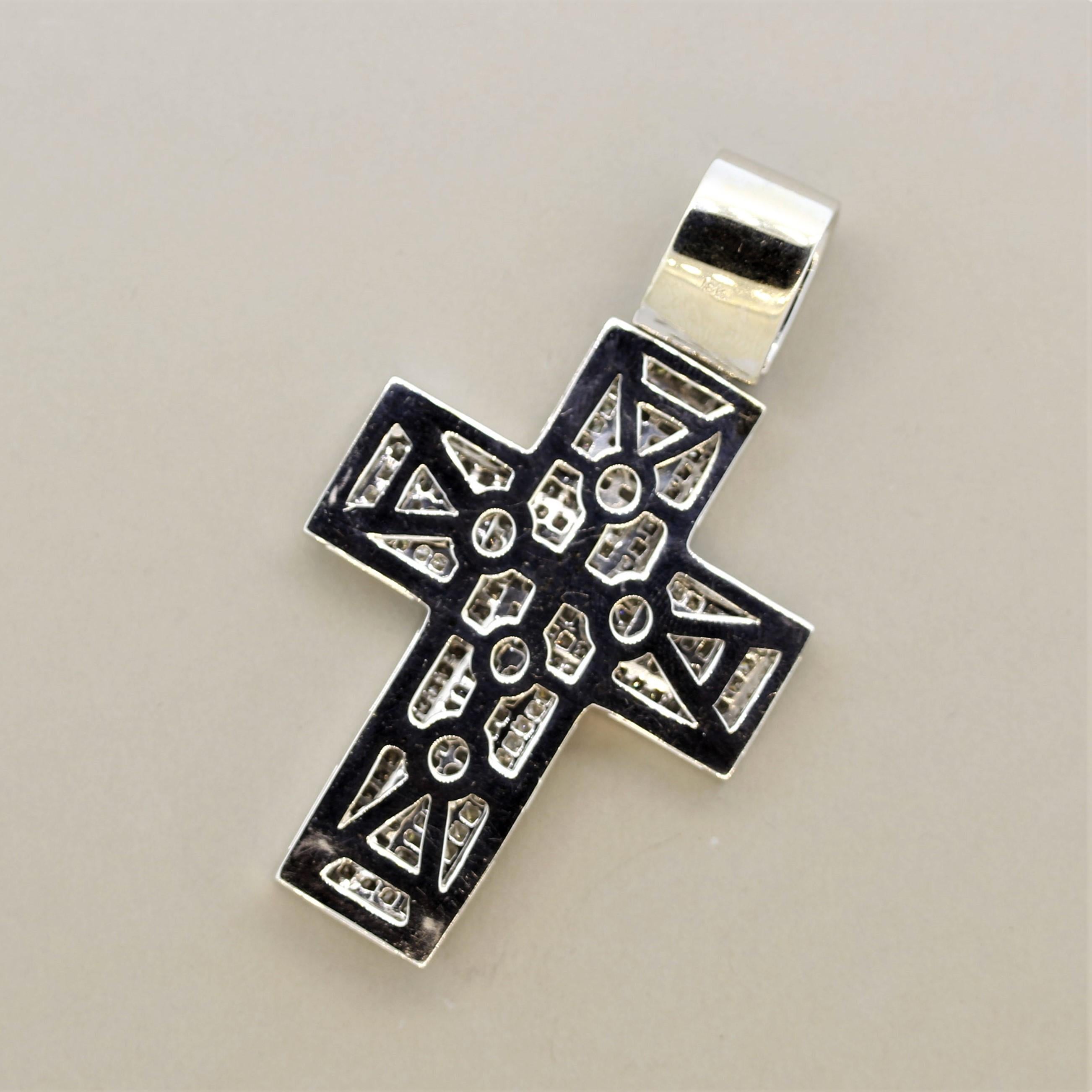 Taille mixte Pendentif en forme de grande croix en or et diamant massif en vente