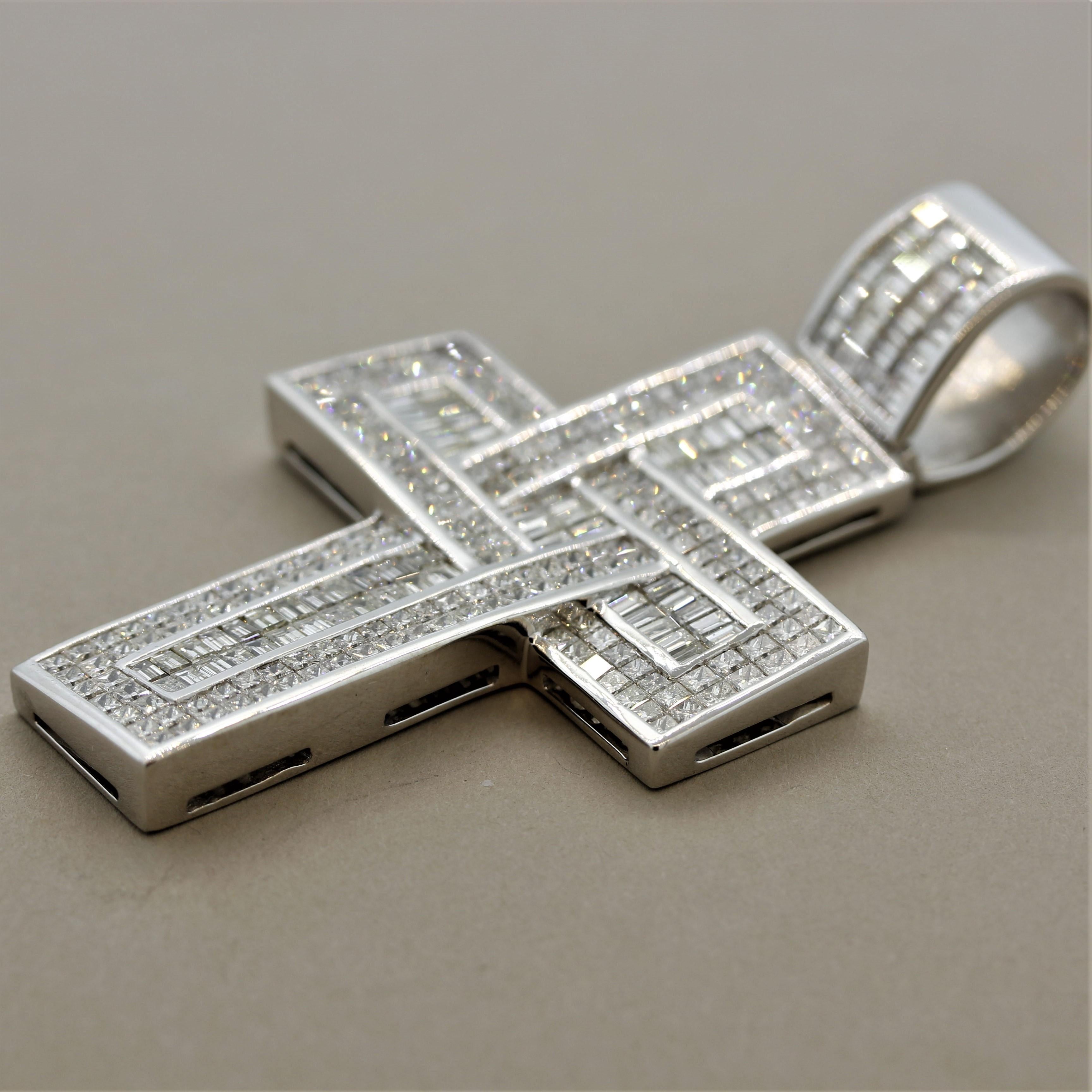 Pendentif en forme de grande croix en or et diamant massif Neuf - En vente à Beverly Hills, CA