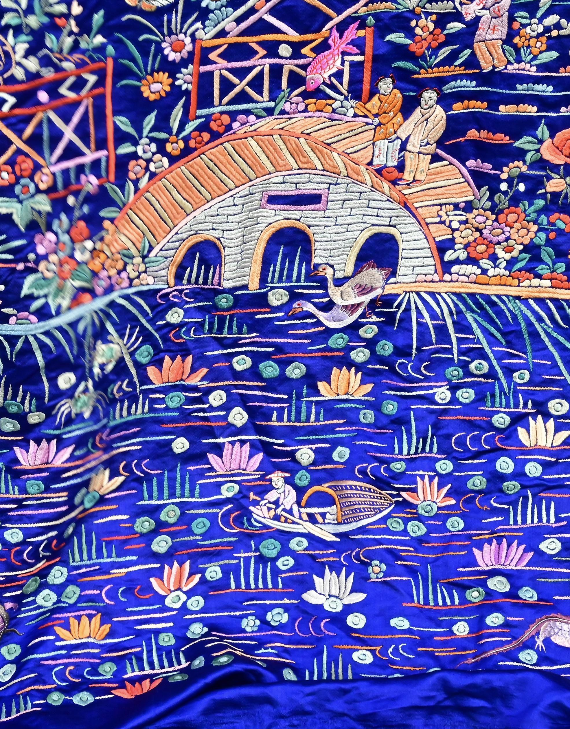 Châle chinois massif en soie brodée de la fin des Qing au début de la République 275 x 214 CM en vente 9