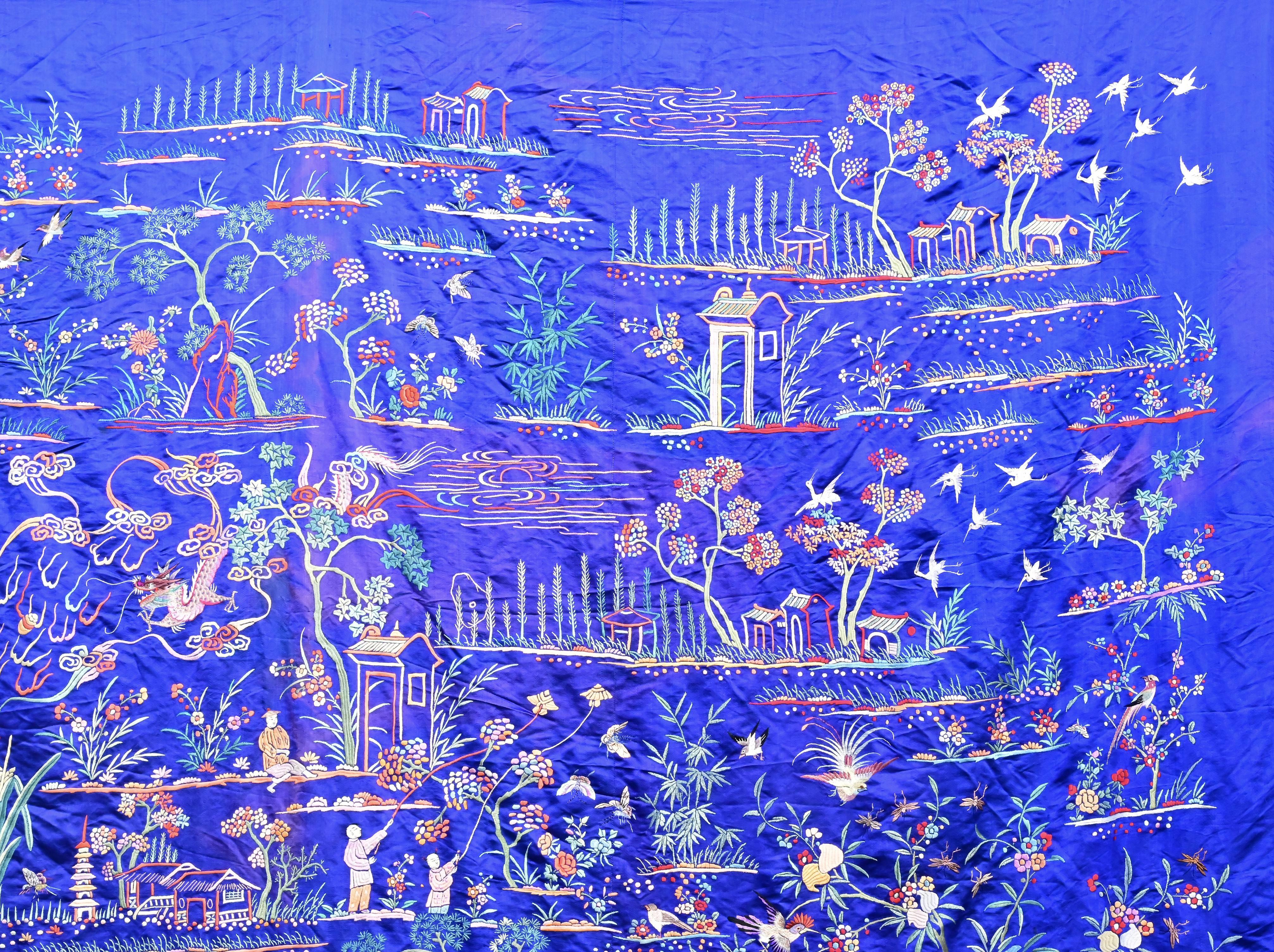 Exceptionnel et monumental textile chinois en soie brodée datant de la fin de la dynastie Qing ou du début de la République, vers 1890-1920. Ce magnifique châle brodé à la main présente un fond de soie bleu cobalt profond somptueusement orné de