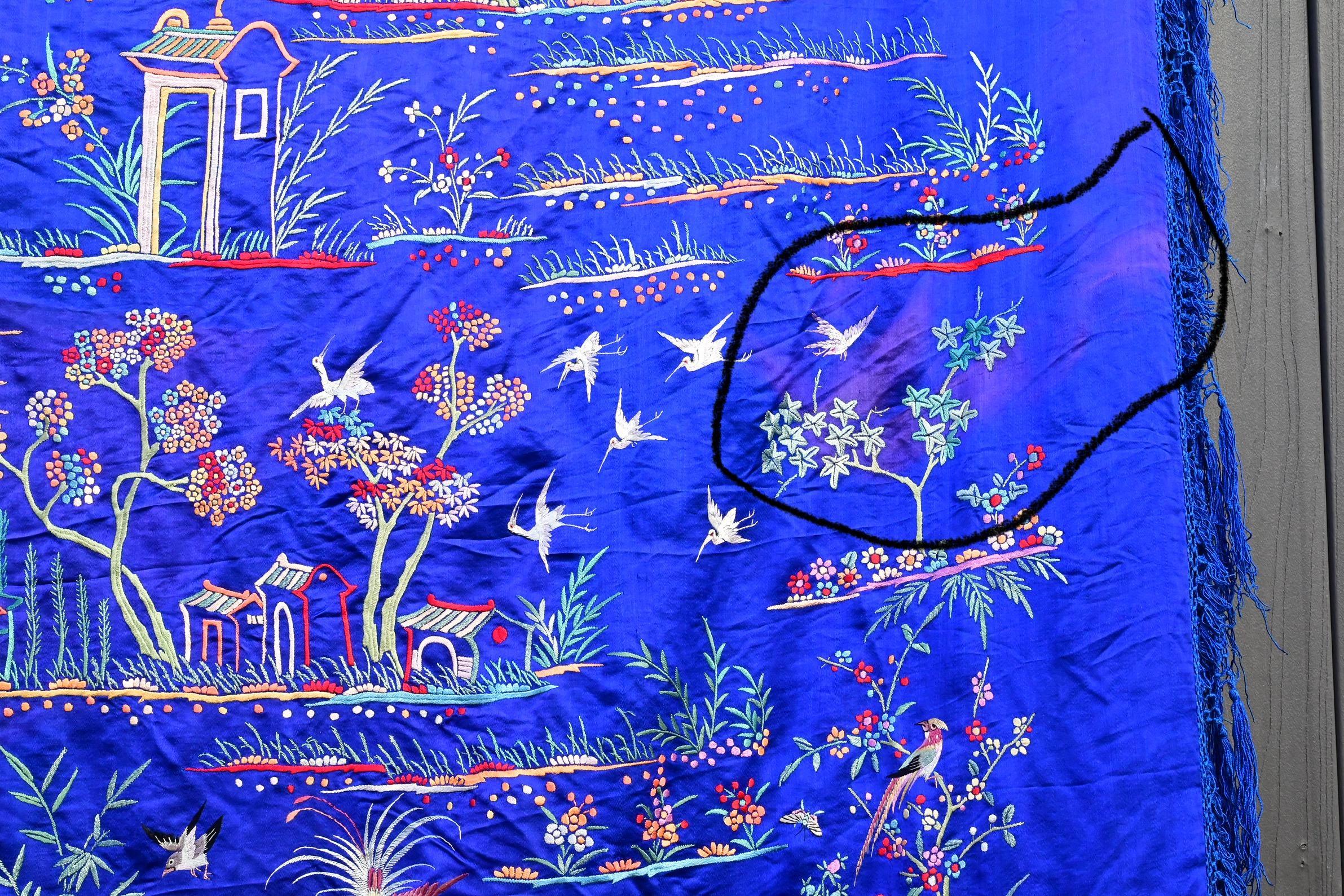 Châle chinois massif en soie brodée de la fin des Qing au début de la République 275 x 214 CM en vente 1