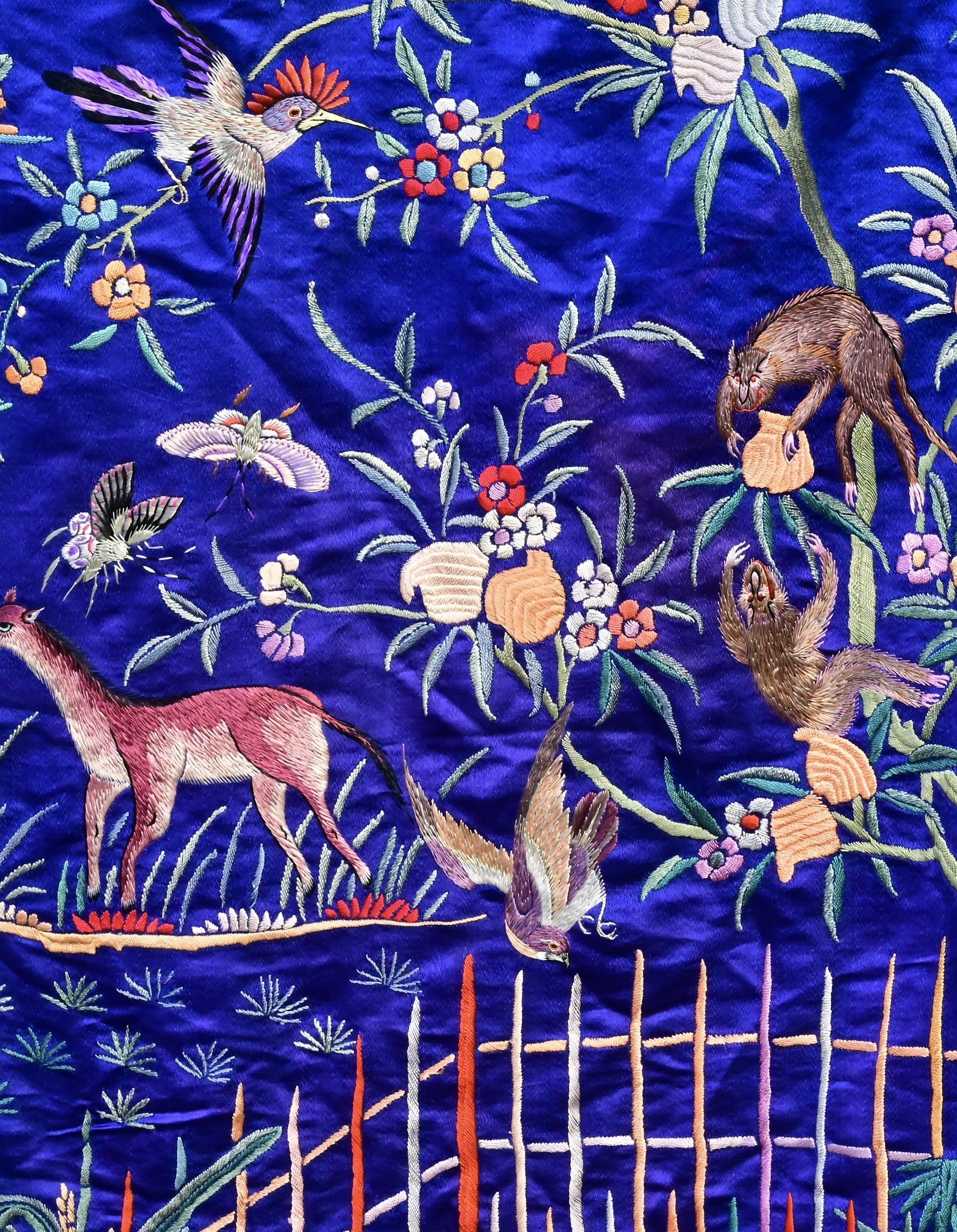 Châle chinois massif en soie brodée de la fin des Qing au début de la République 275 x 214 CM en vente 2