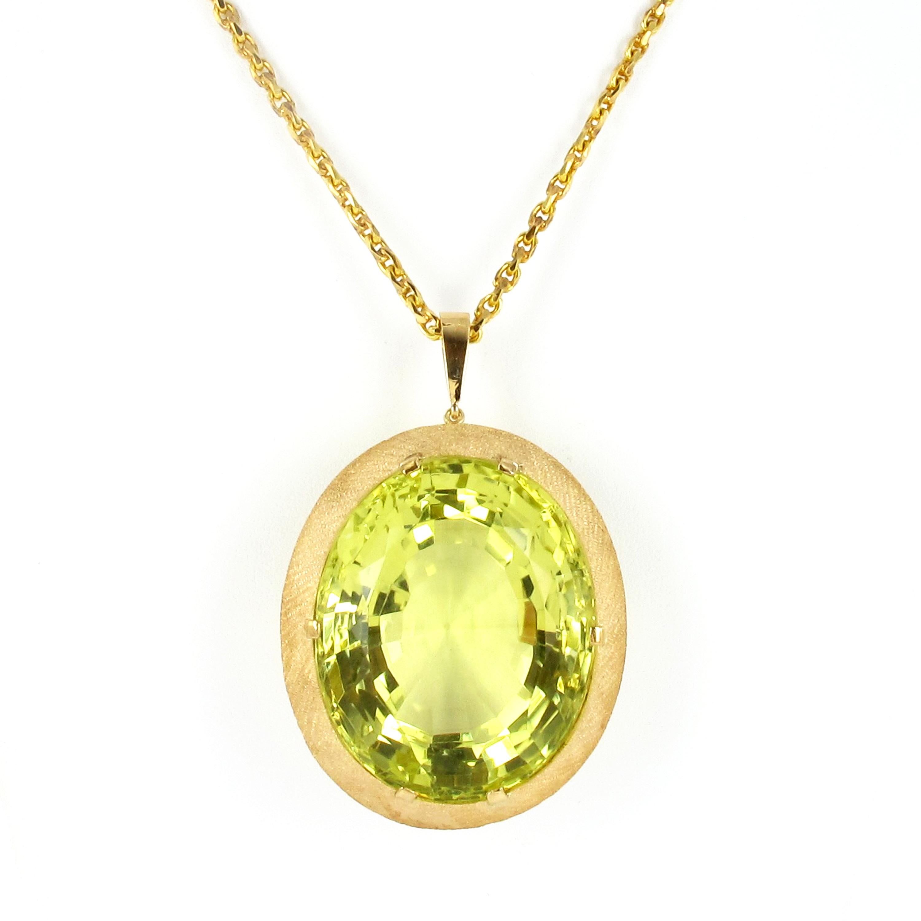 Massive Lemonquarz pendant necklace in yellow gold 750. The pendant is set with an impressive oval cut Lemonquarz of approximate 250 cts. Dimensions of the stone are approximate 46 x 37 x 27 mm.

Nice anchor chain in yellow gold 750 with hook