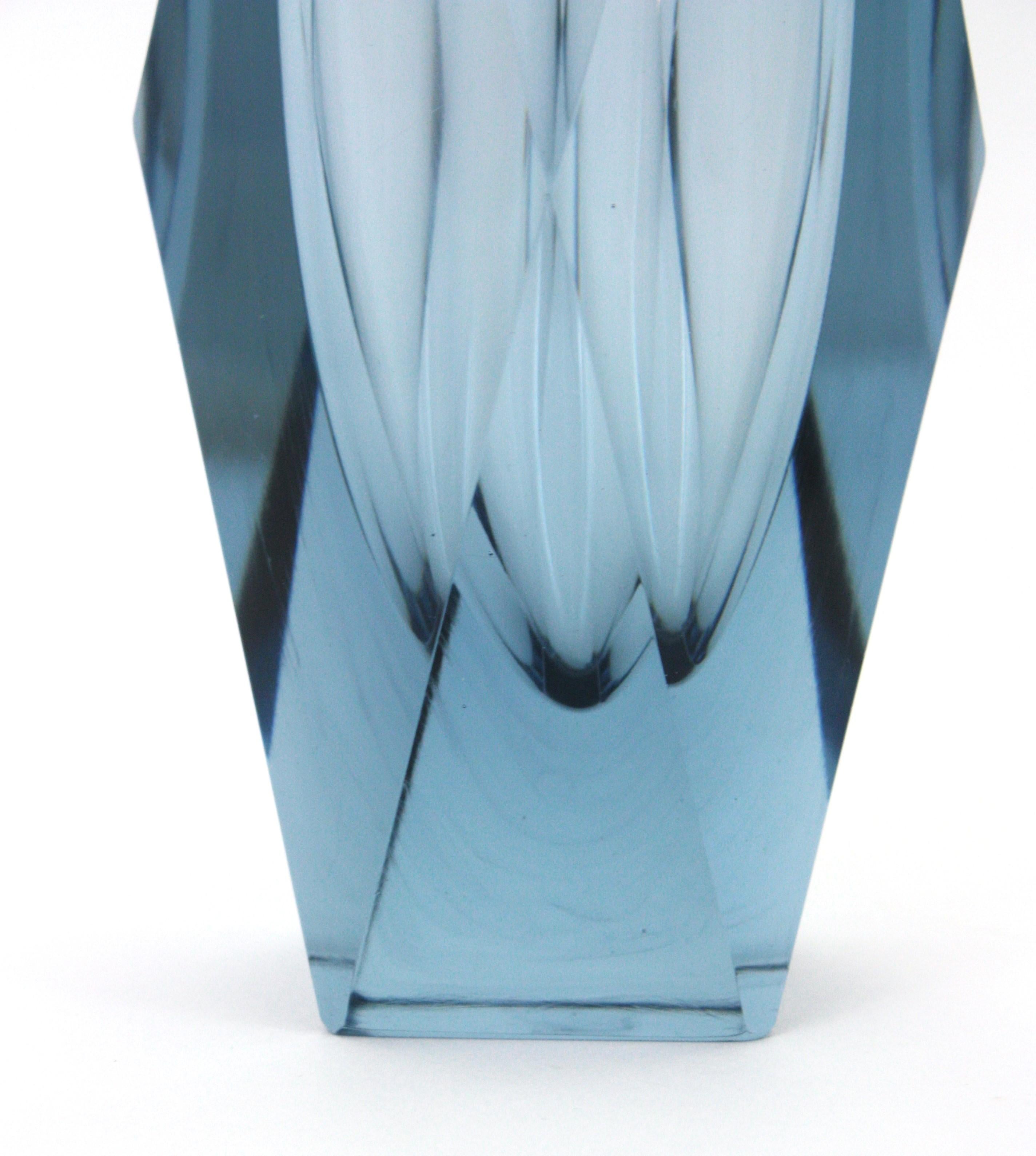 Gran jarrón de cristal artístico azul grisáceo facetado Mandruzzato Murano Sommerso, Italia años 60 en venta 2