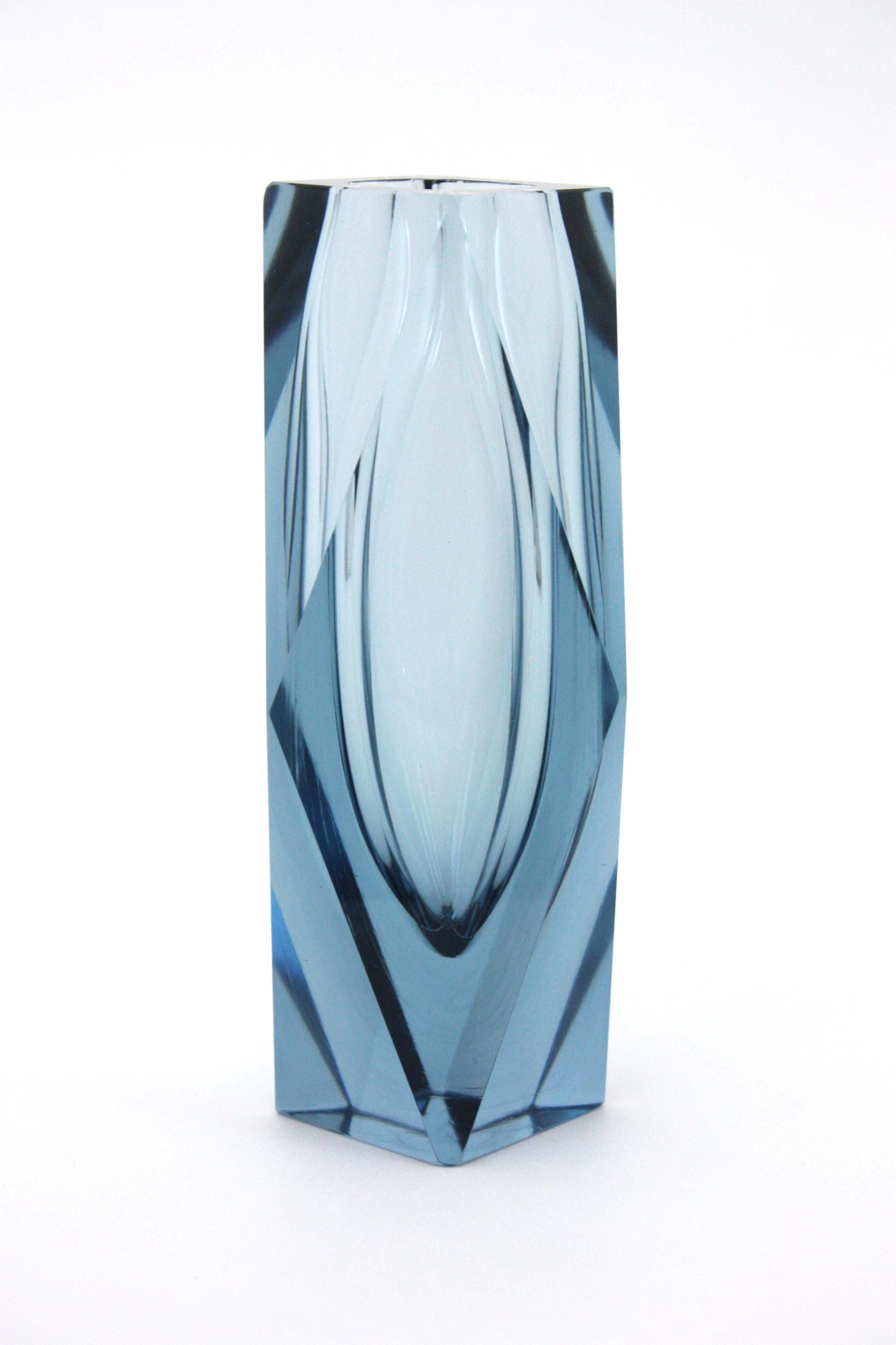 Gran jarrón de cristal artístico azul grisáceo facetado Mandruzzato Murano Sommerso, Italia años 60 en venta 3
