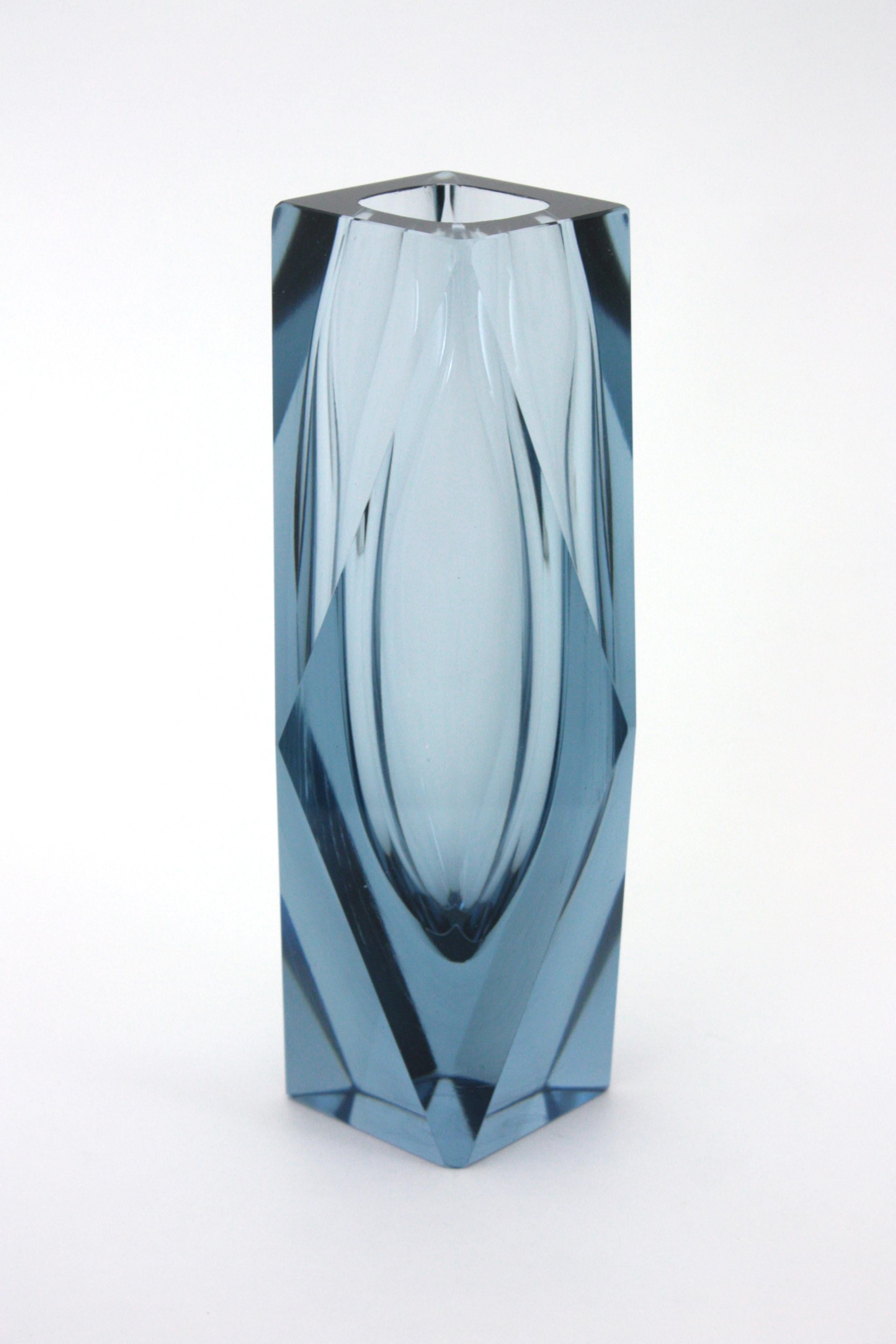 Gran jarrón de cristal artístico azul grisáceo facetado Mandruzzato Murano Sommerso, Italia años 60 en venta 4