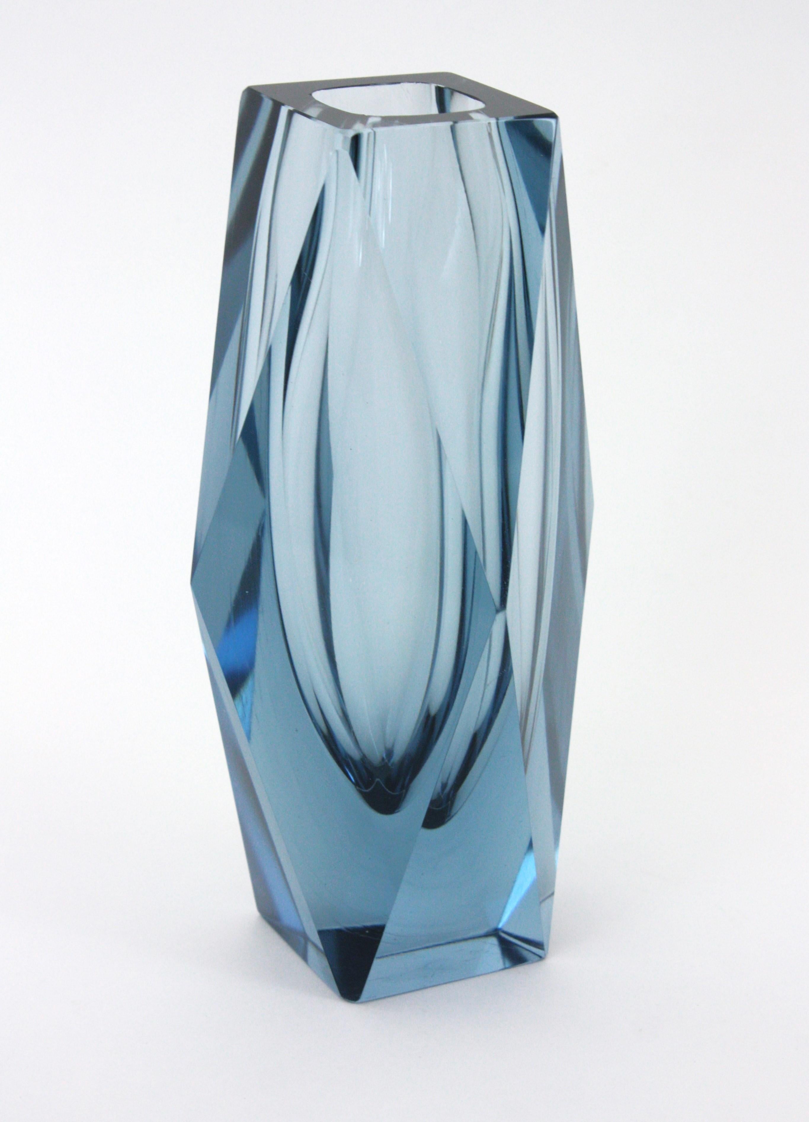 Gran jarrón de cristal artístico azul grisáceo facetado Mandruzzato Murano Sommerso, Italia años 60 en venta 5