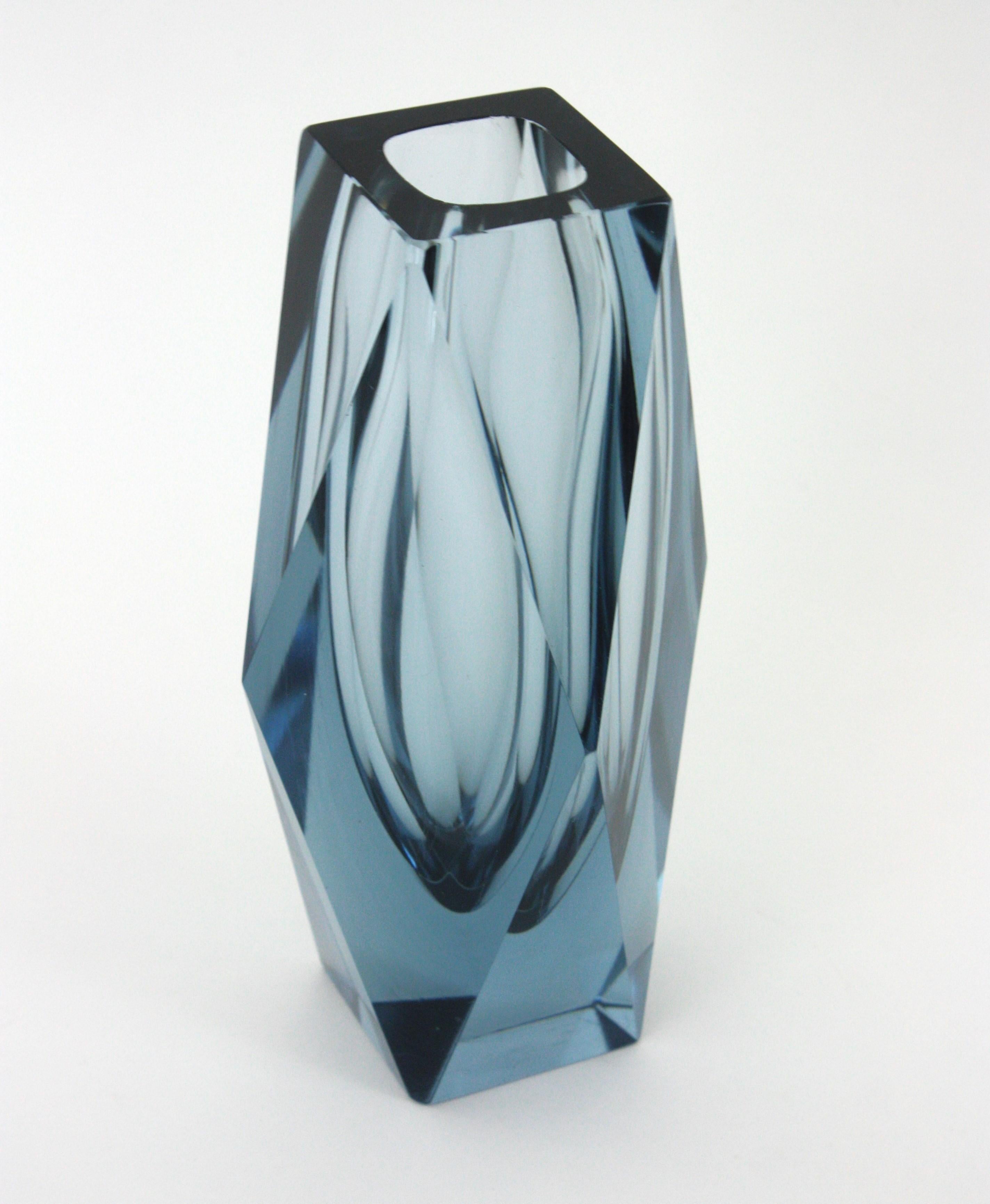 Gran jarrón de cristal artístico azul grisáceo facetado Mandruzzato Murano Sommerso, Italia años 60 en venta 6