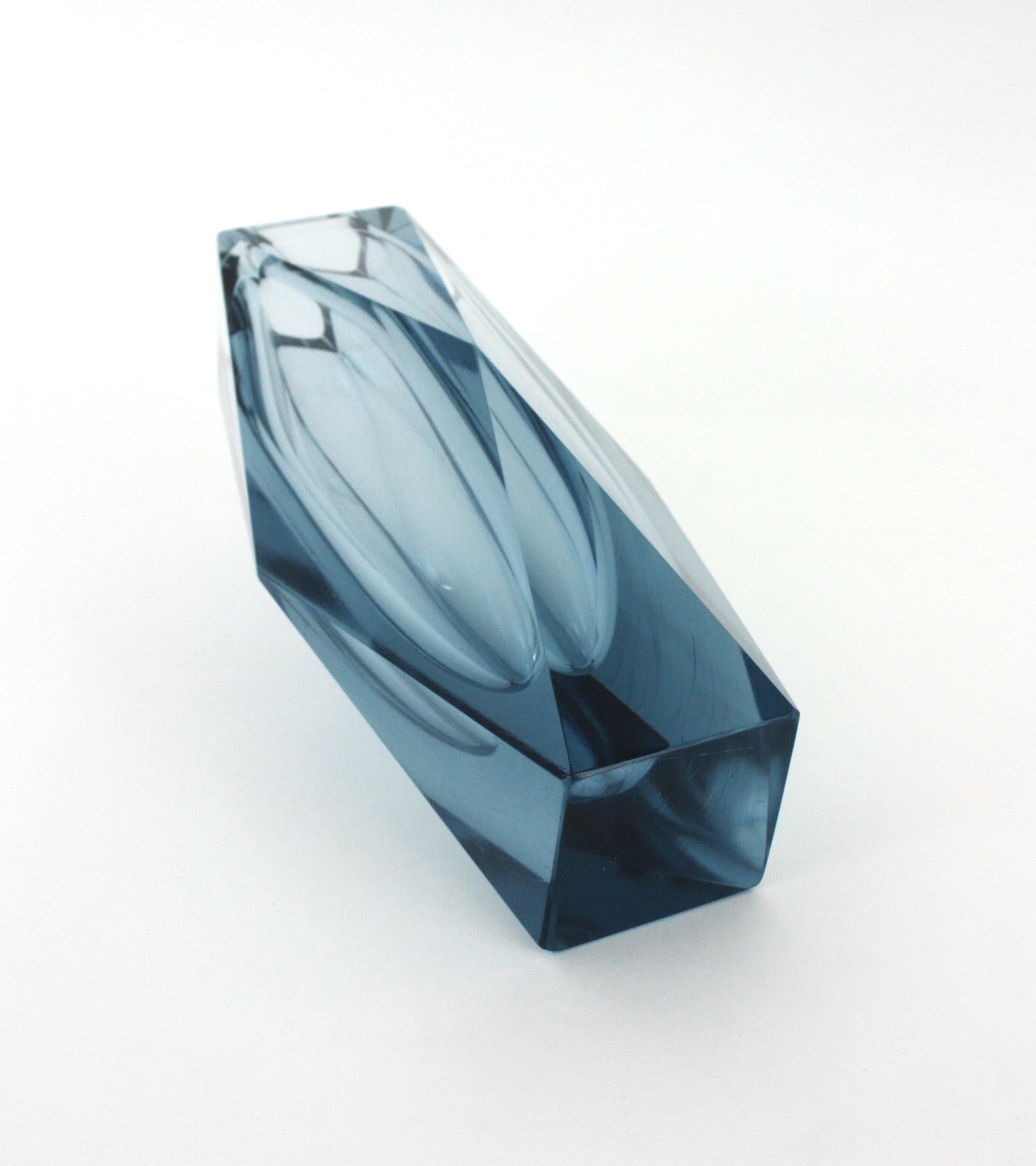 Gran jarrón de cristal artístico azul grisáceo facetado Mandruzzato Murano Sommerso, Italia años 60 en venta 7