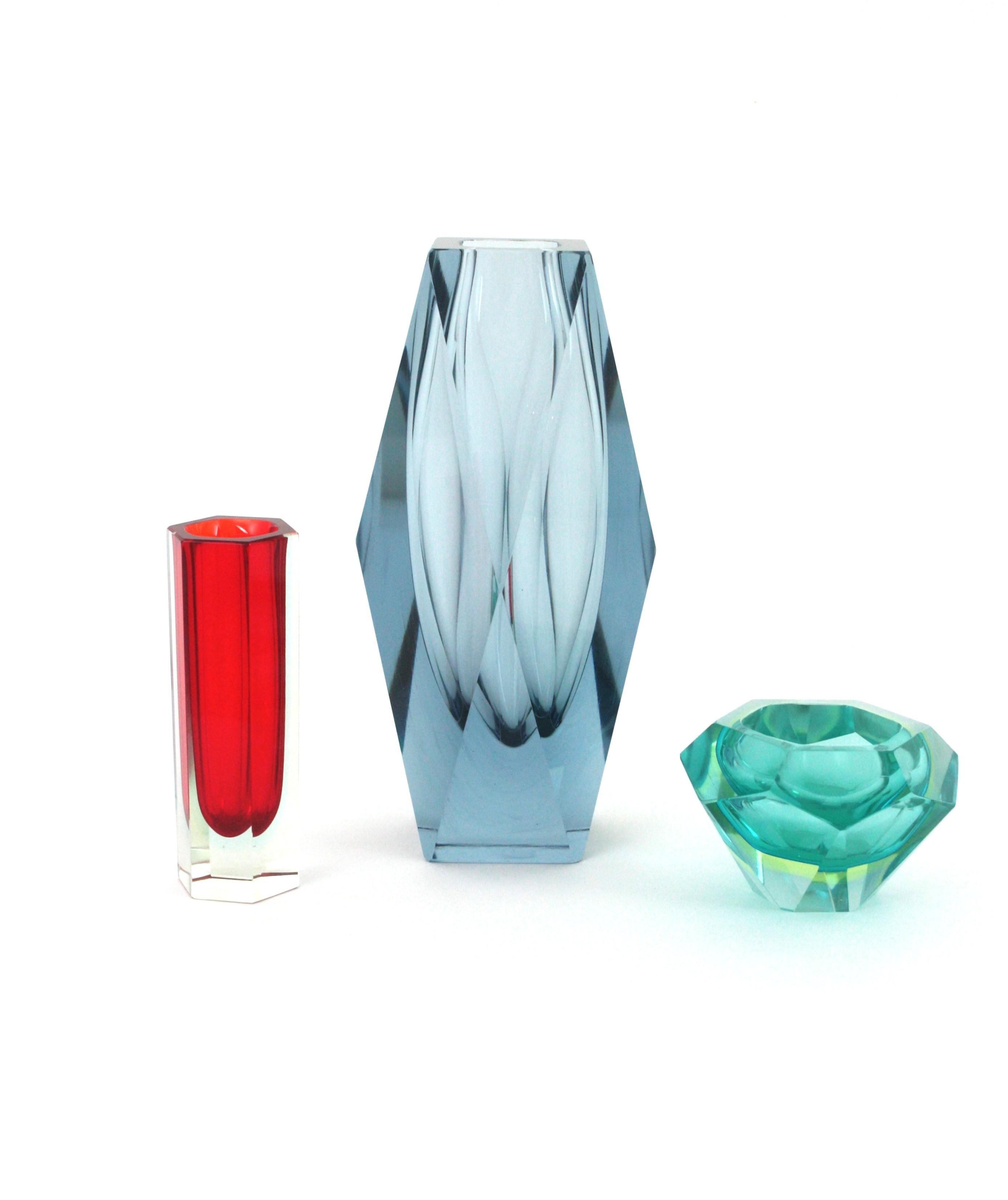 Gran jarrón de cristal artístico azul grisáceo facetado Mandruzzato Murano Sommerso, Italia años 60 en venta 9