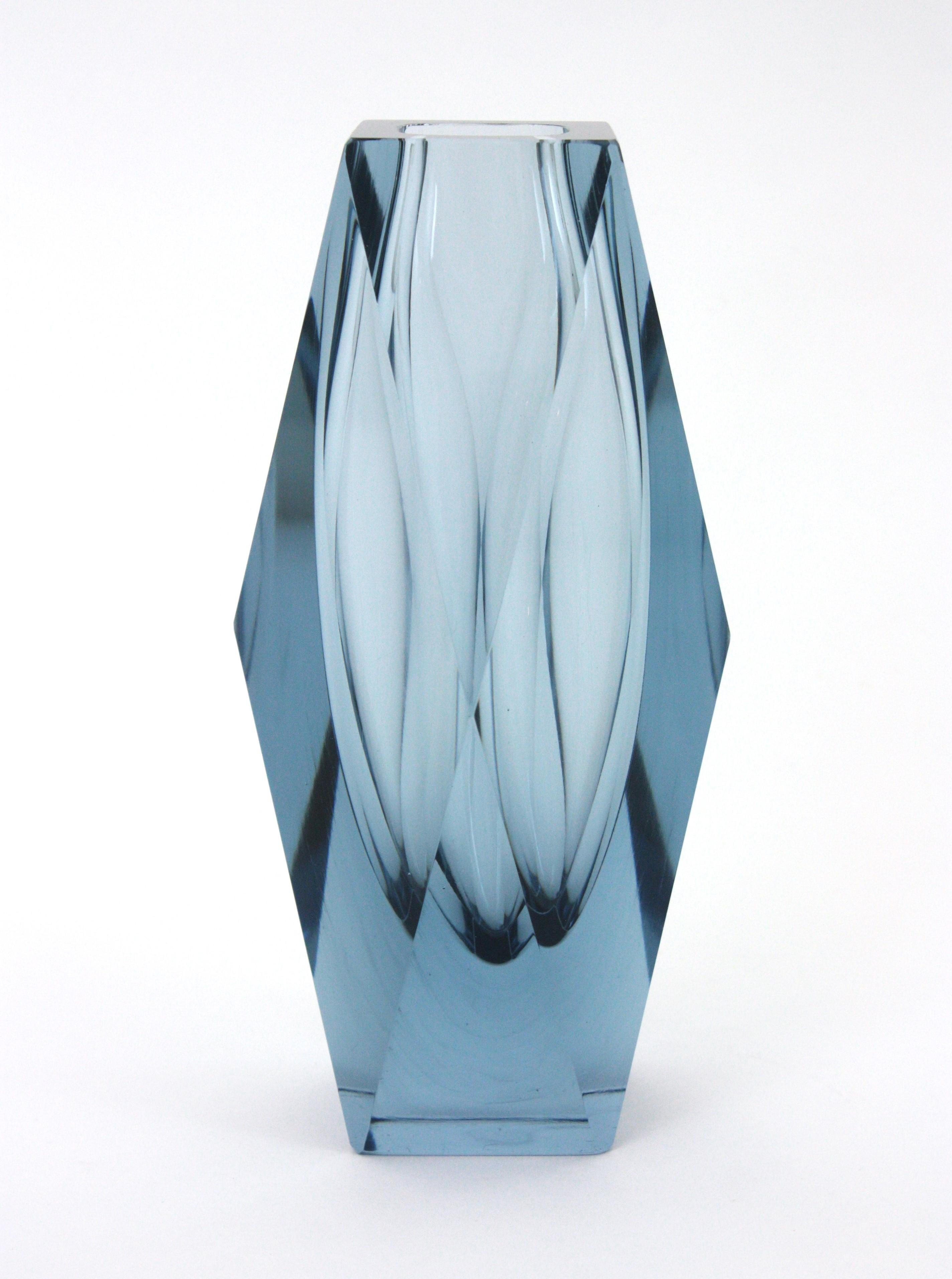 Excelente jarrón Sommerso con cristal facetado de color gris azulado. Atribuido a Mandruzzato, Italia, años sesenta.
Vidrio azul grisáceo encamisado en vidrio azul claro mediante la técnica Sommerso.
Excelente estado. No hay desconchones ni grietas