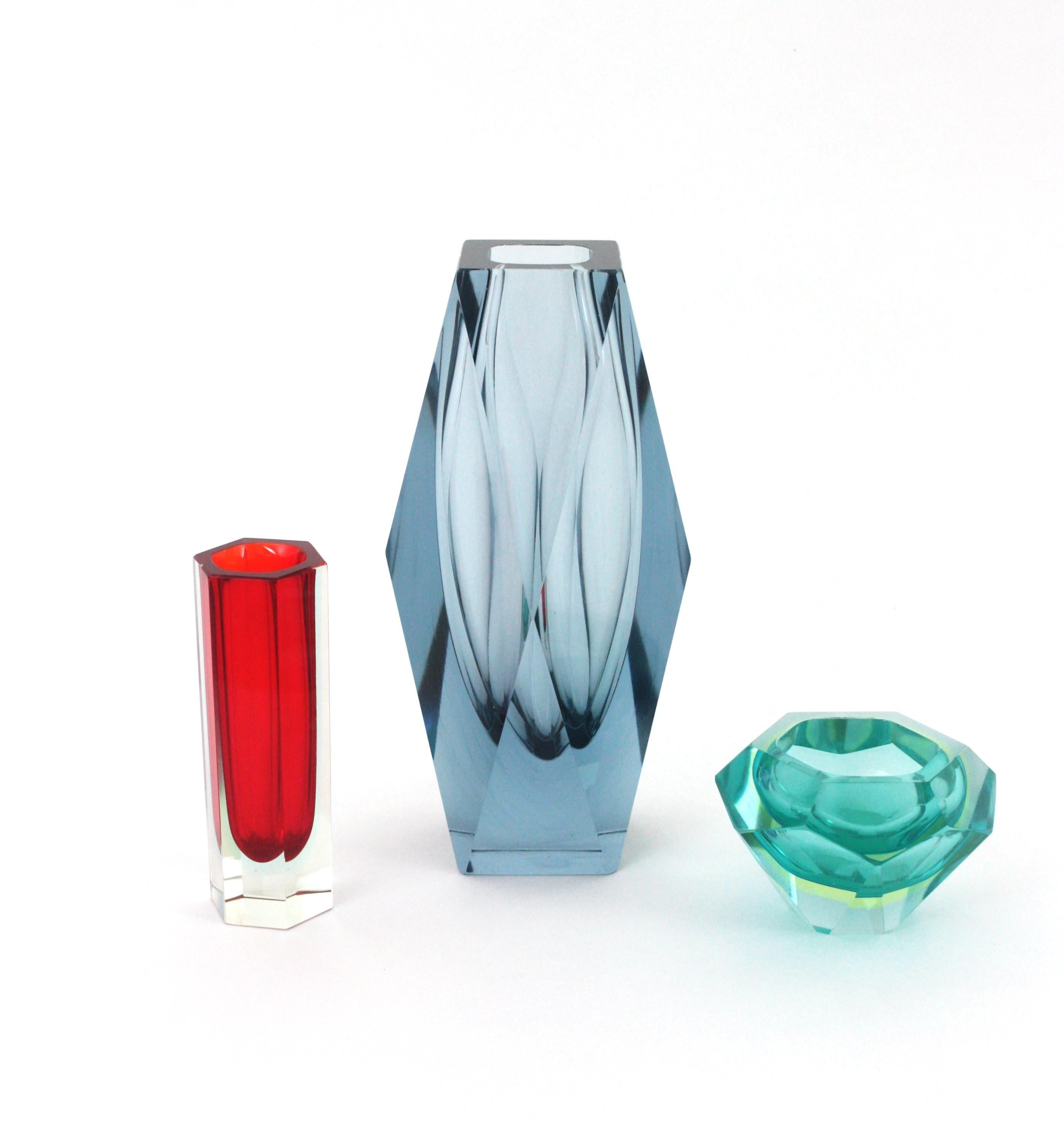 Gran jarrón de cristal artístico azul grisáceo facetado Mandruzzato Murano Sommerso, Italia años 60 Moderno de mediados de siglo en venta