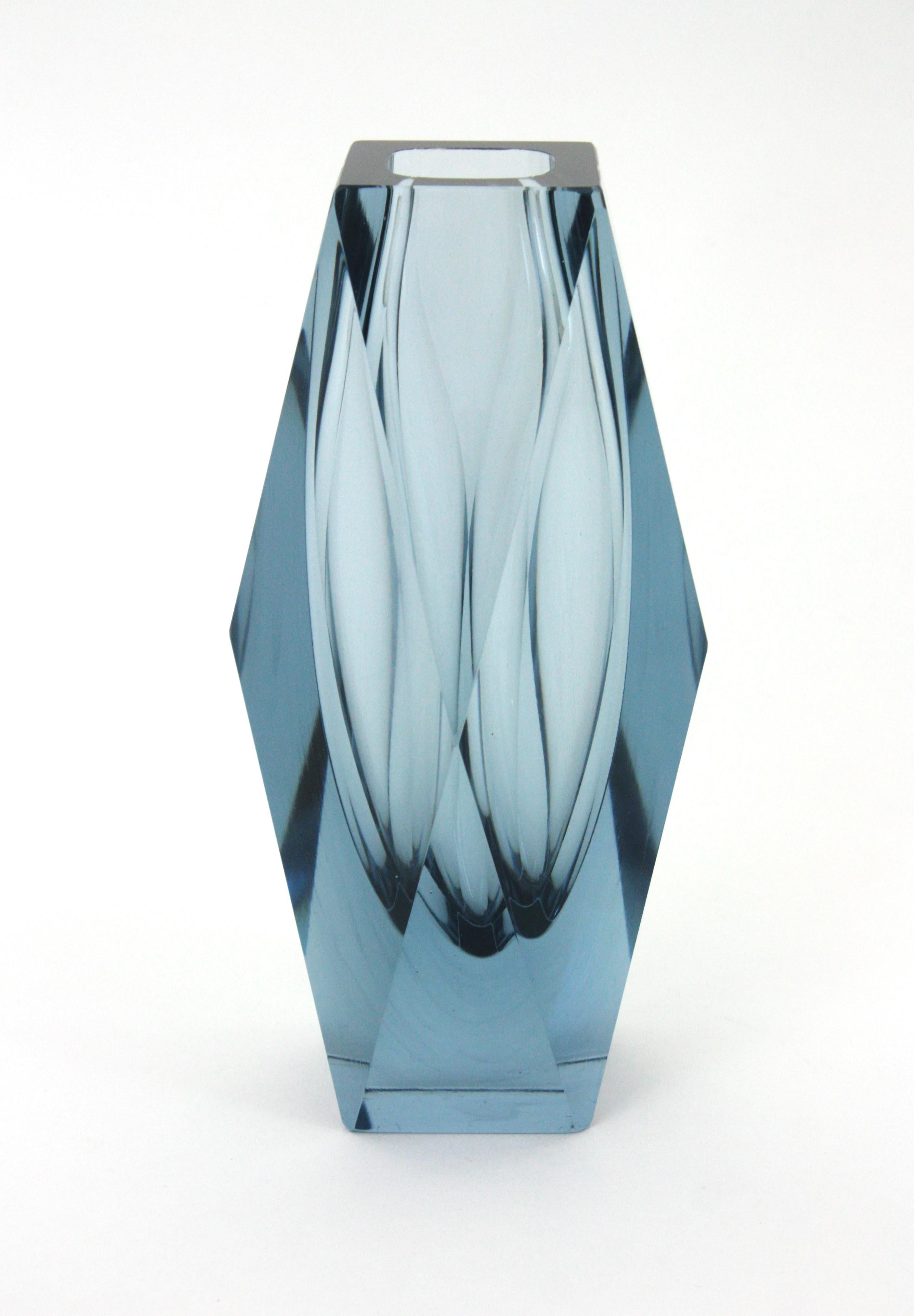 Gran jarrón de cristal artístico azul grisáceo facetado Mandruzzato Murano Sommerso, Italia años 60 Italiano en venta