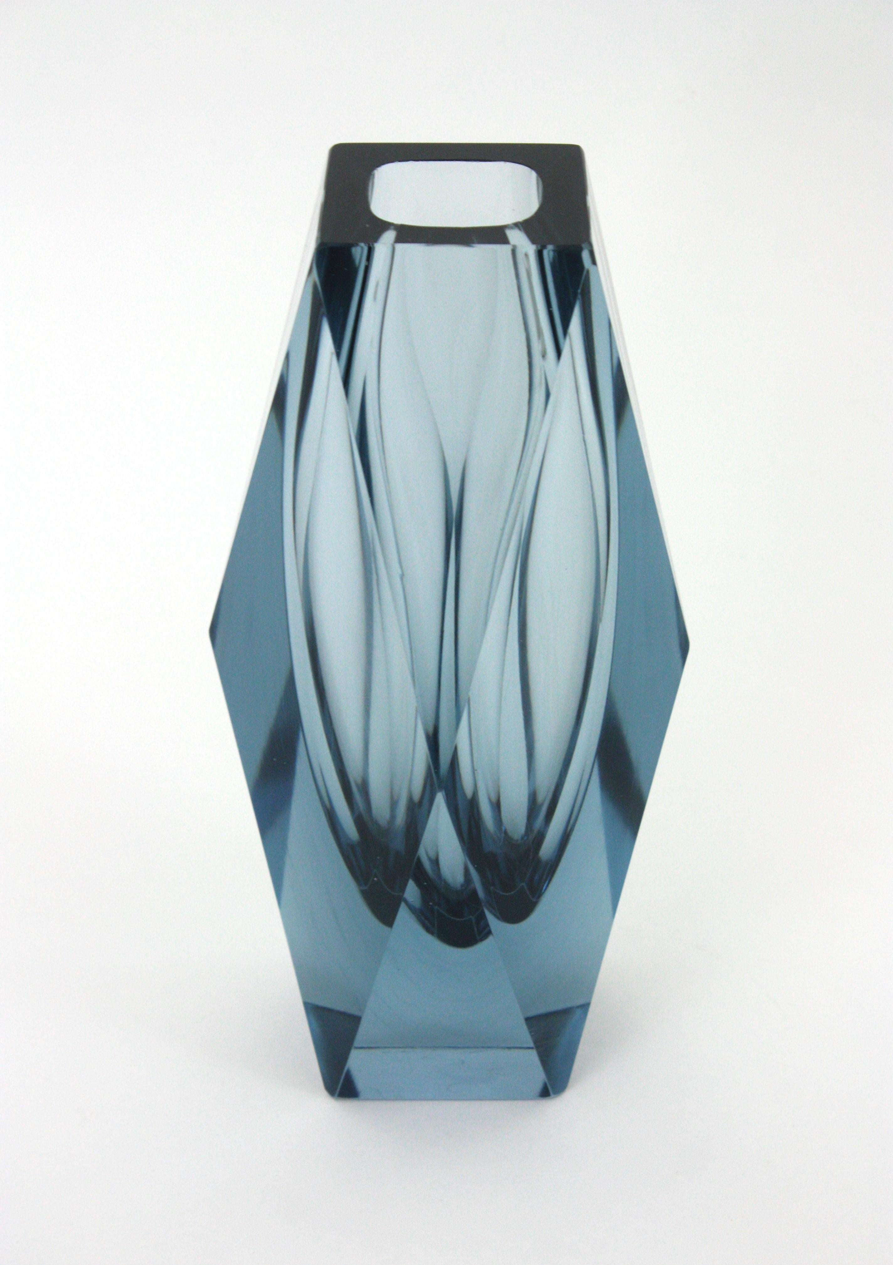 Gran jarrón de cristal artístico azul grisáceo facetado Mandruzzato Murano Sommerso, Italia años 60 Facetado en venta