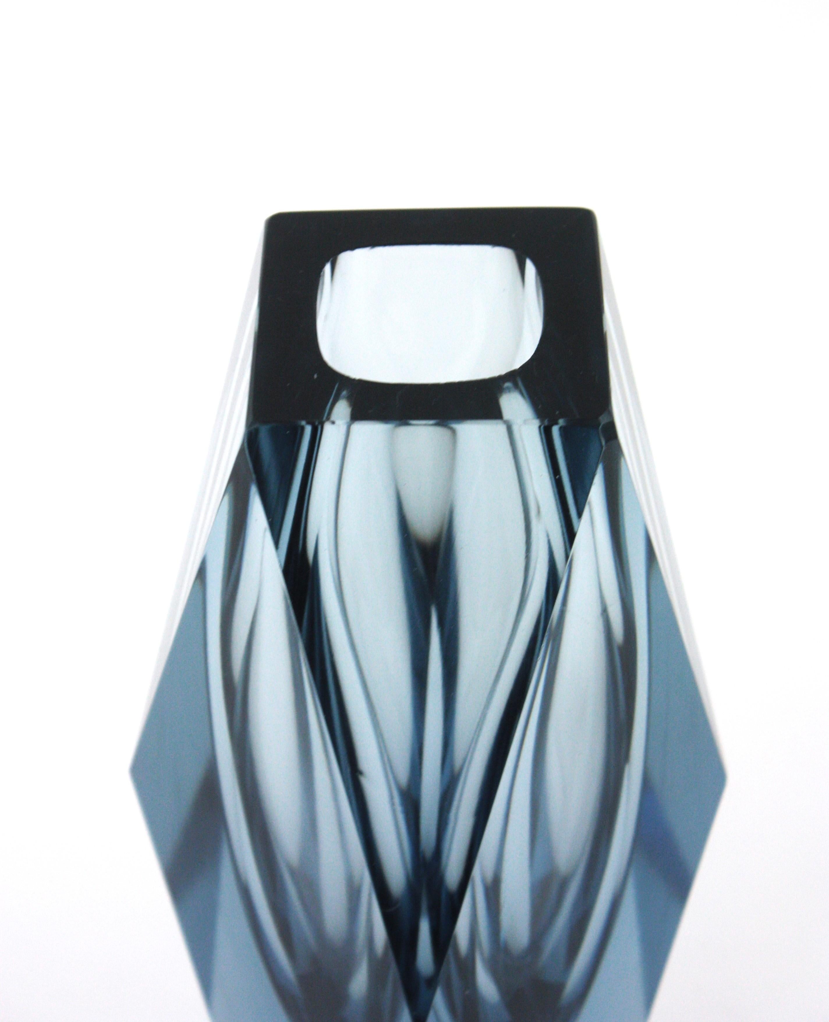 Gran jarrón de cristal artístico azul grisáceo facetado Mandruzzato Murano Sommerso, Italia años 60 siglo XX en venta