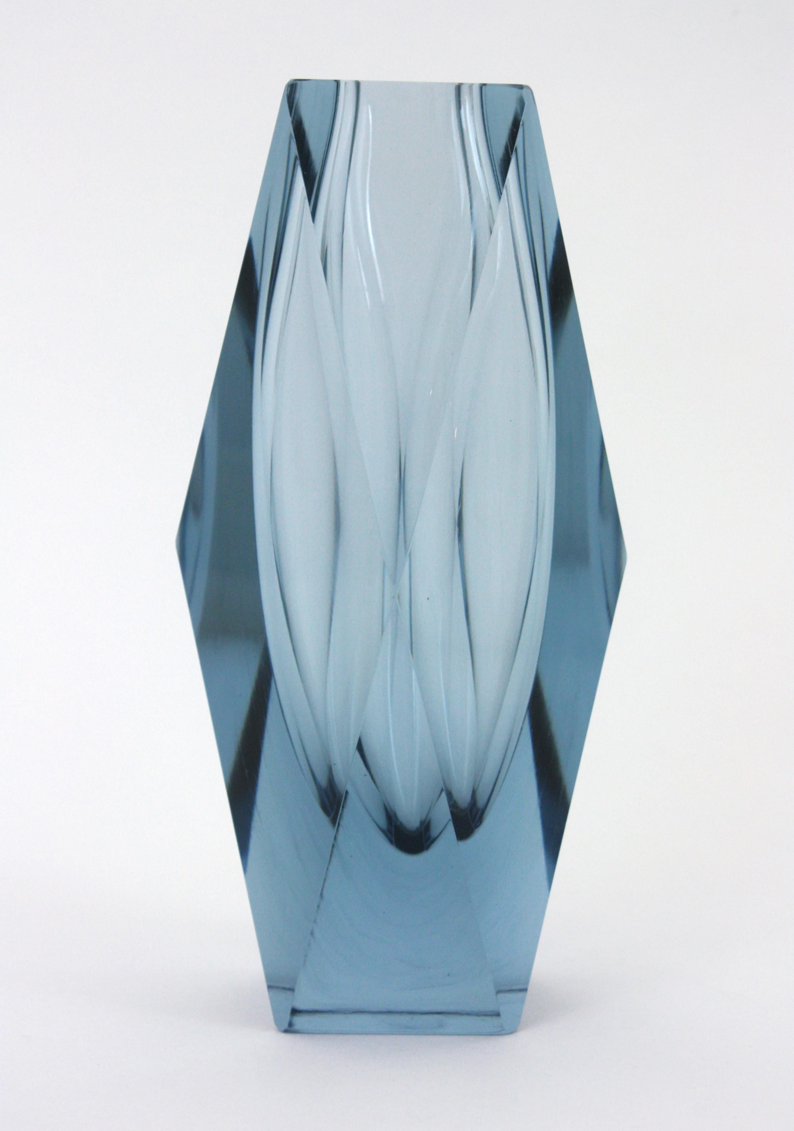 Gran jarrón de cristal artístico azul grisáceo facetado Mandruzzato Murano Sommerso, Italia años 60 Vidrio artístico en venta
