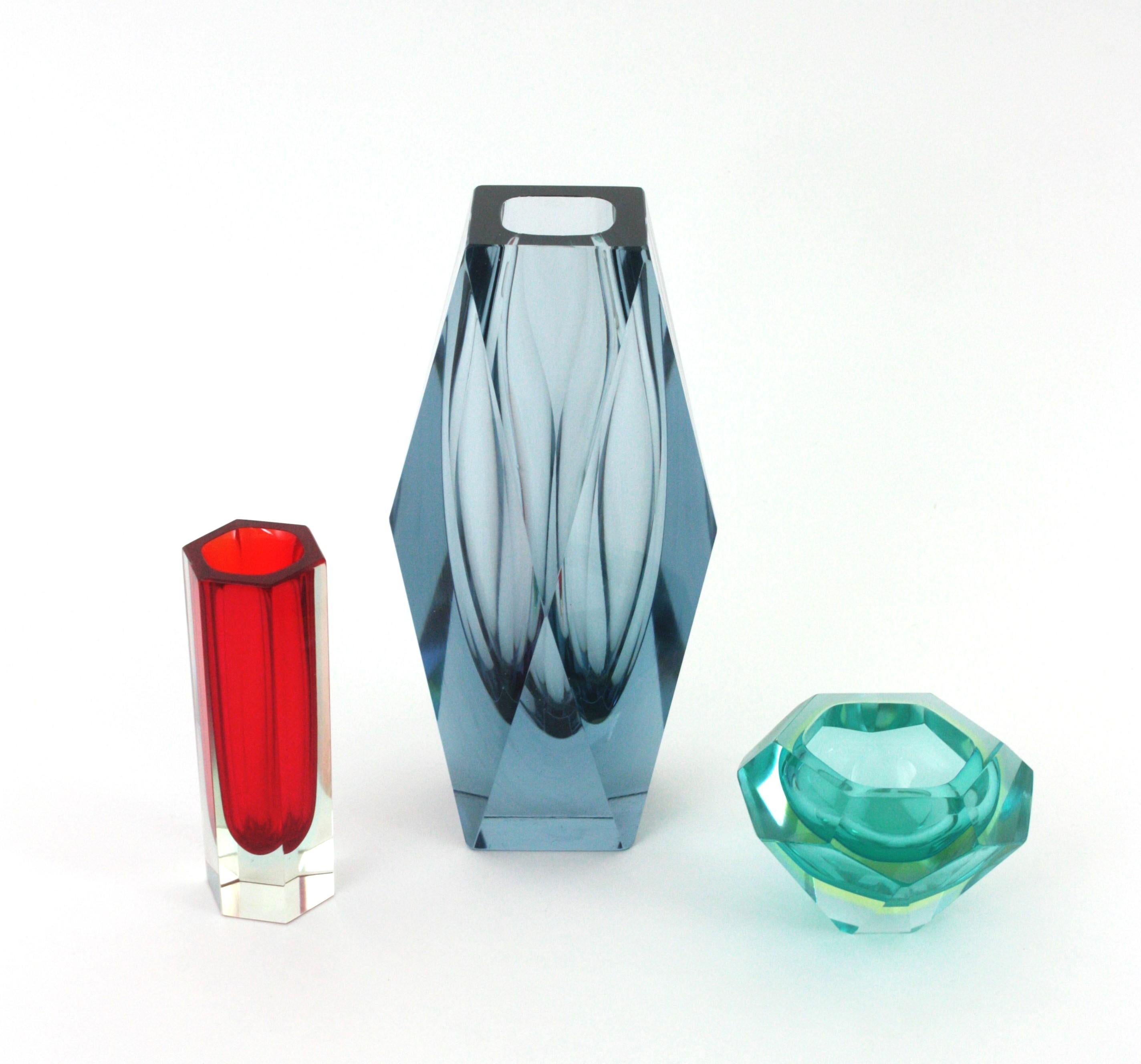 Gran jarrón de cristal artístico azul grisáceo facetado Mandruzzato Murano Sommerso, Italia años 60 en venta 1