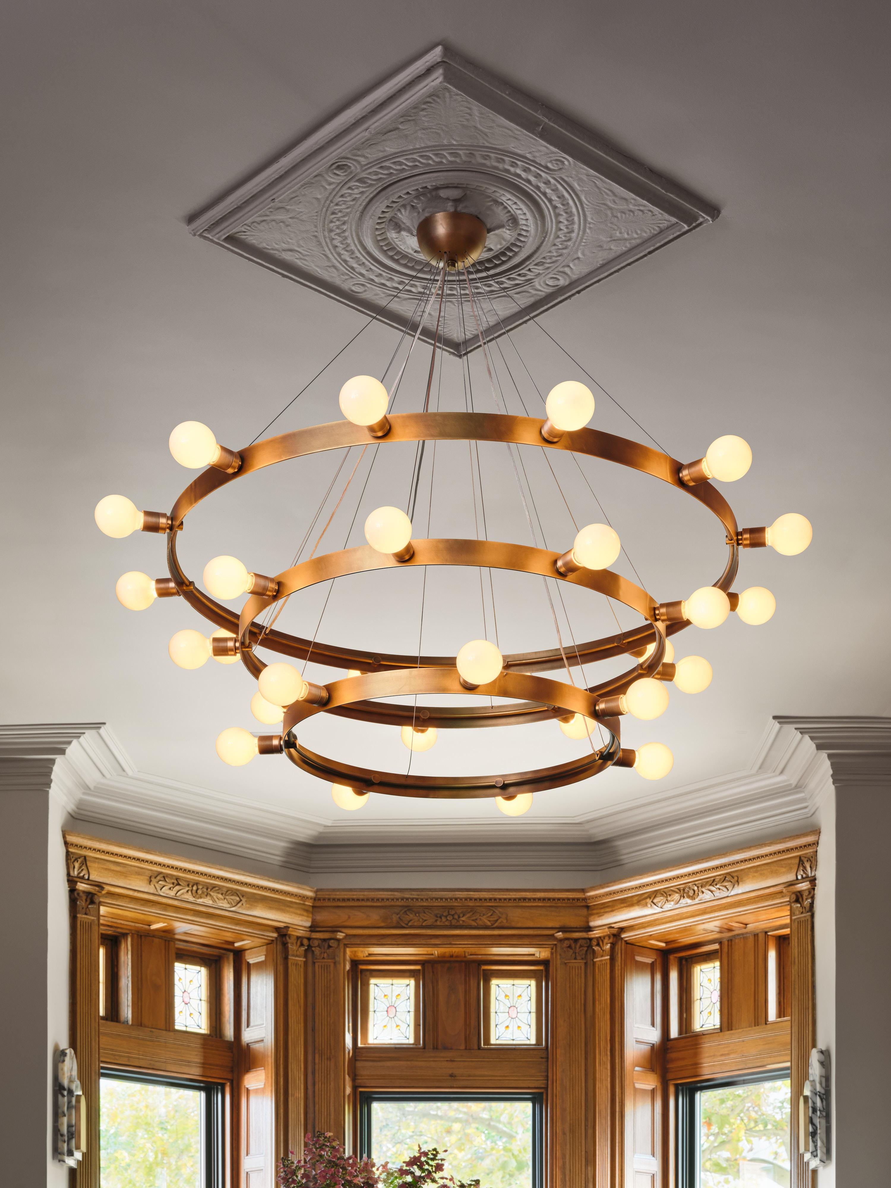 Fa parte della Boroughs Collection, creata in collaborazione con The Brownstone Boys.
Il lampadario a tre piani Manhattan si ispira alla grandezza della Rose Reading Room della New York Public Library. La struttura circolare è in ottone massiccio