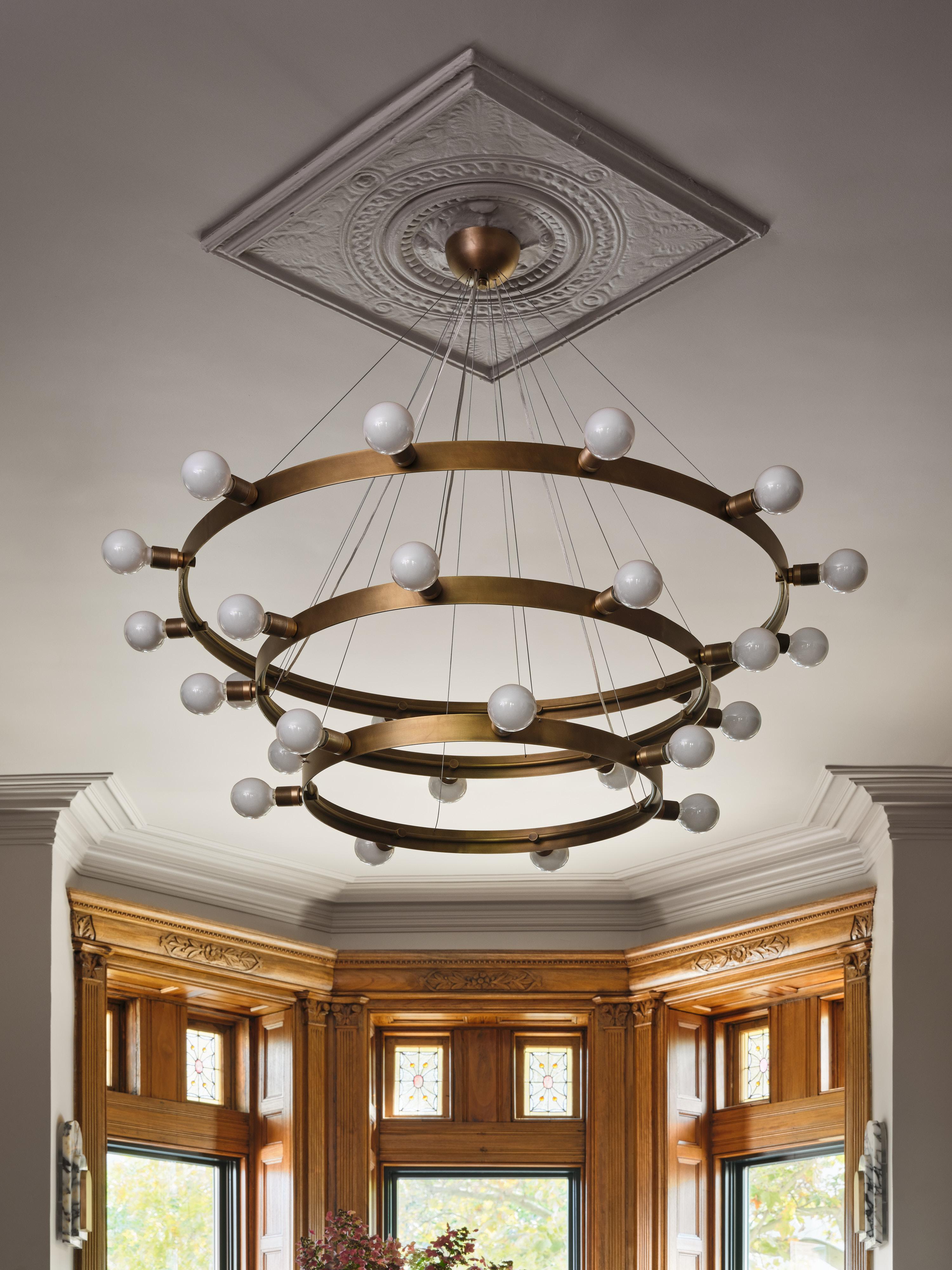 Moderno Massive MANHATTAN, lampadario a 3 livelli in ottone, di Blueprint Lighting in vendita