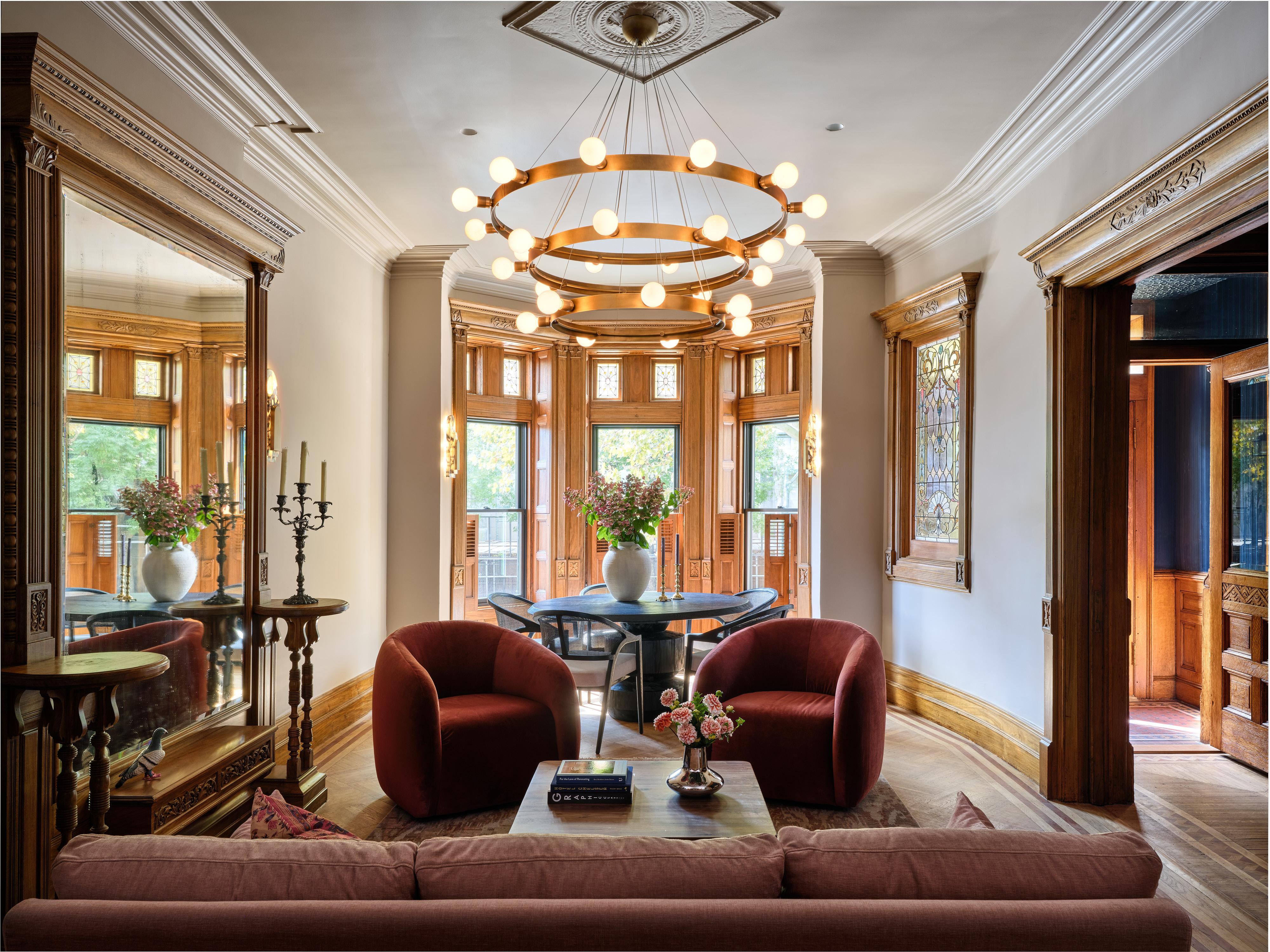 Americano Massive MANHATTAN, lampadario a 3 livelli in ottone, di Blueprint Lighting in vendita