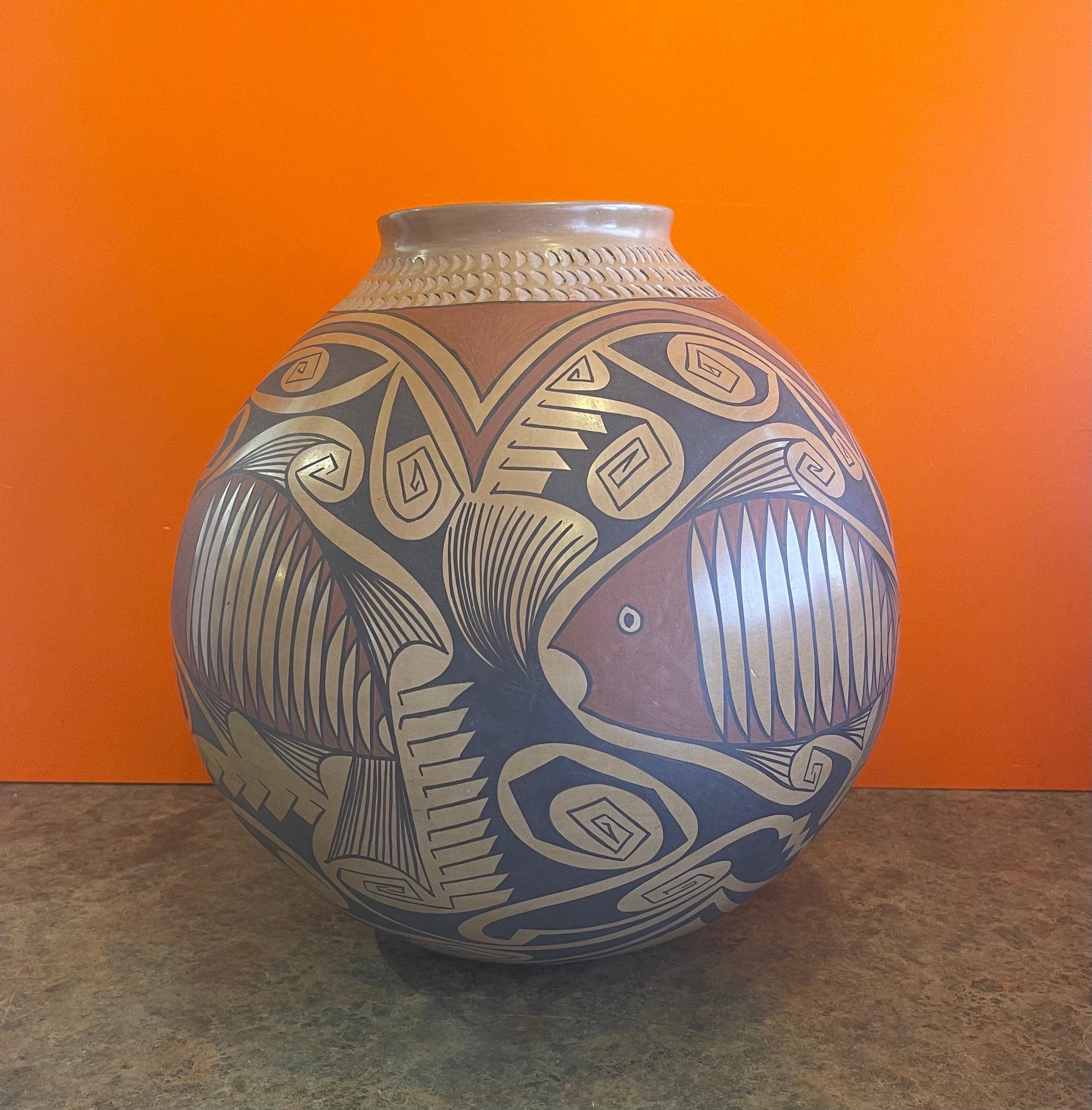 Magnifique récipient en poterie polychrome Mata Ortiz massif tourné à la main avec motif de poisson par Gloria Hernandez, vers les années 1990. Cette pièce exquise en argile naturellement brune présente un motif unique de poisson noir et brun. Ce