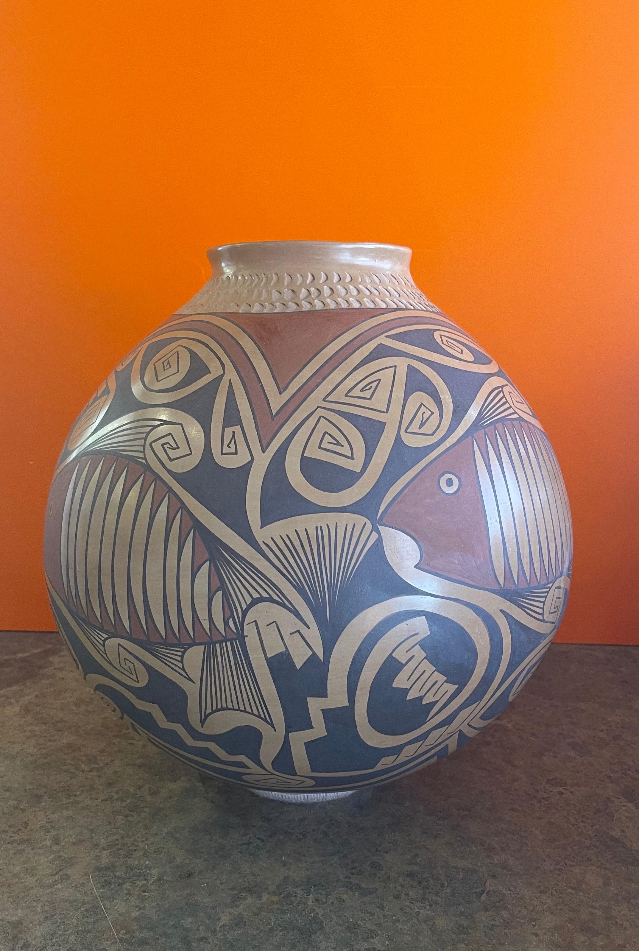 Mexicain Vase en poterie polychrome massif Mata Ortiz de Gloria Hernandez en vente