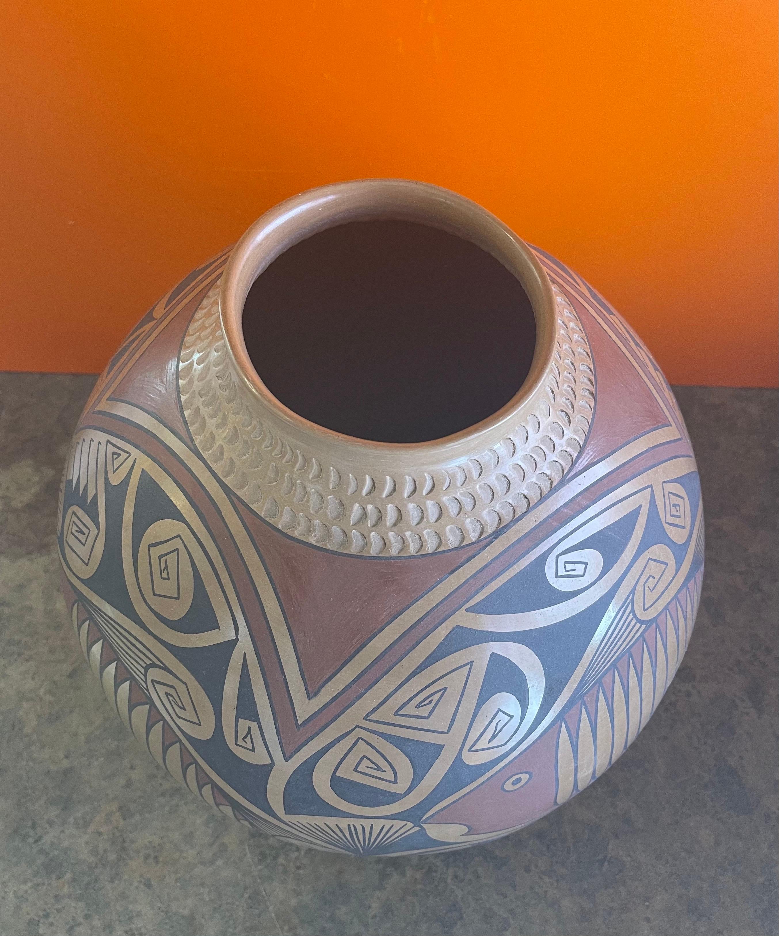 Polychromé Vase en poterie polychrome massif Mata Ortiz de Gloria Hernandez en vente