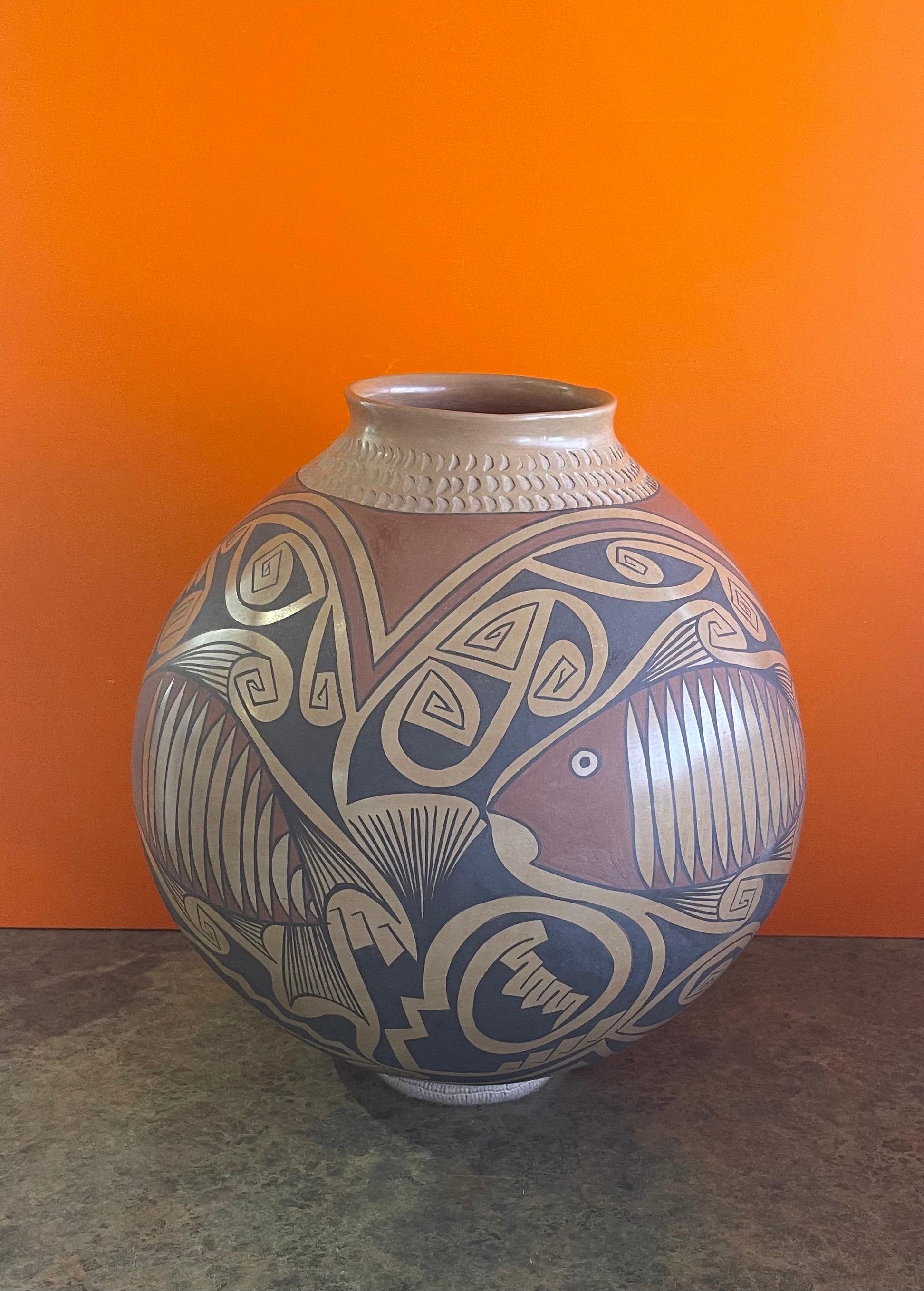 20ième siècle Vase en poterie polychrome massif Mata Ortiz de Gloria Hernandez en vente