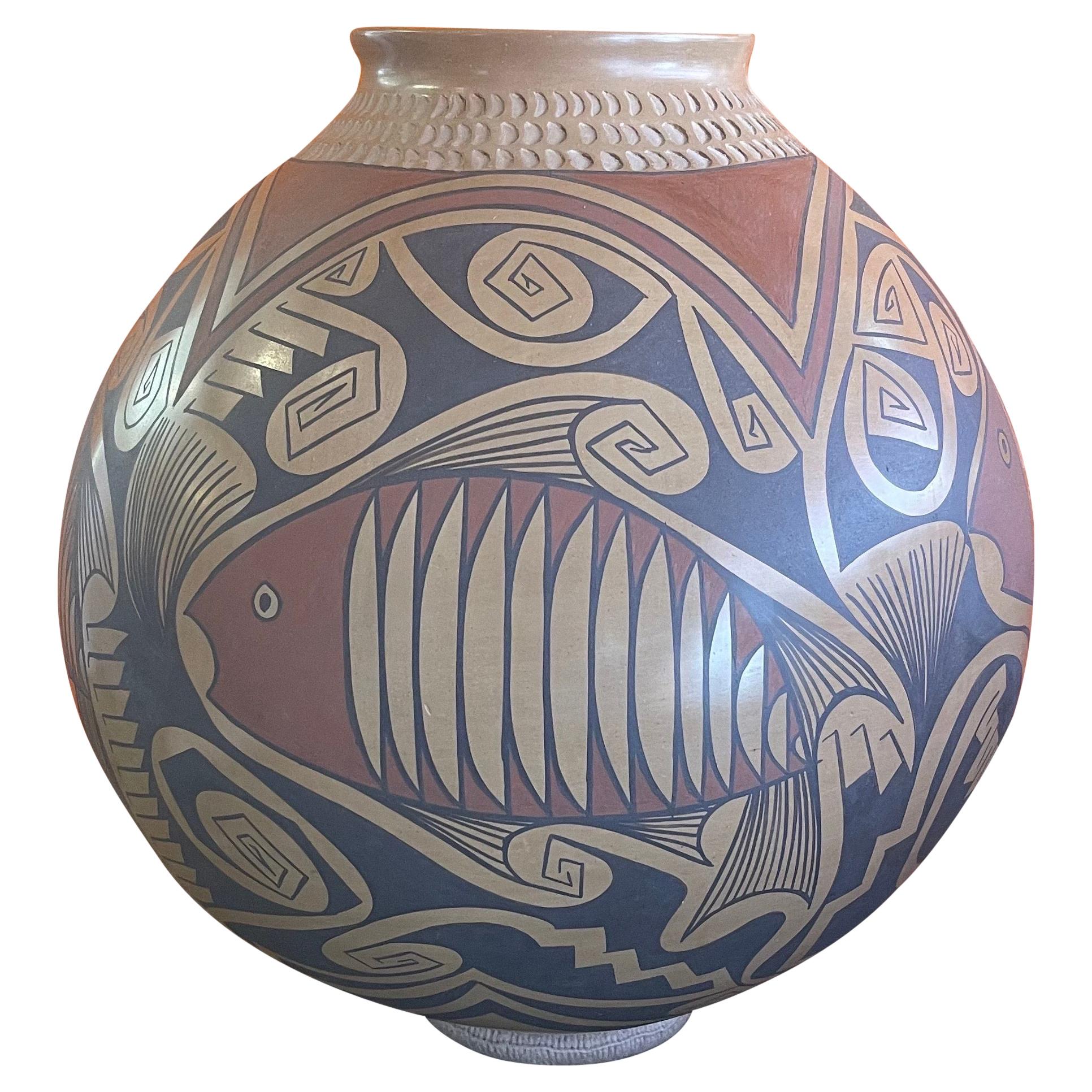 Vase en poterie polychrome massif Mata Ortiz de Gloria Hernandez en vente