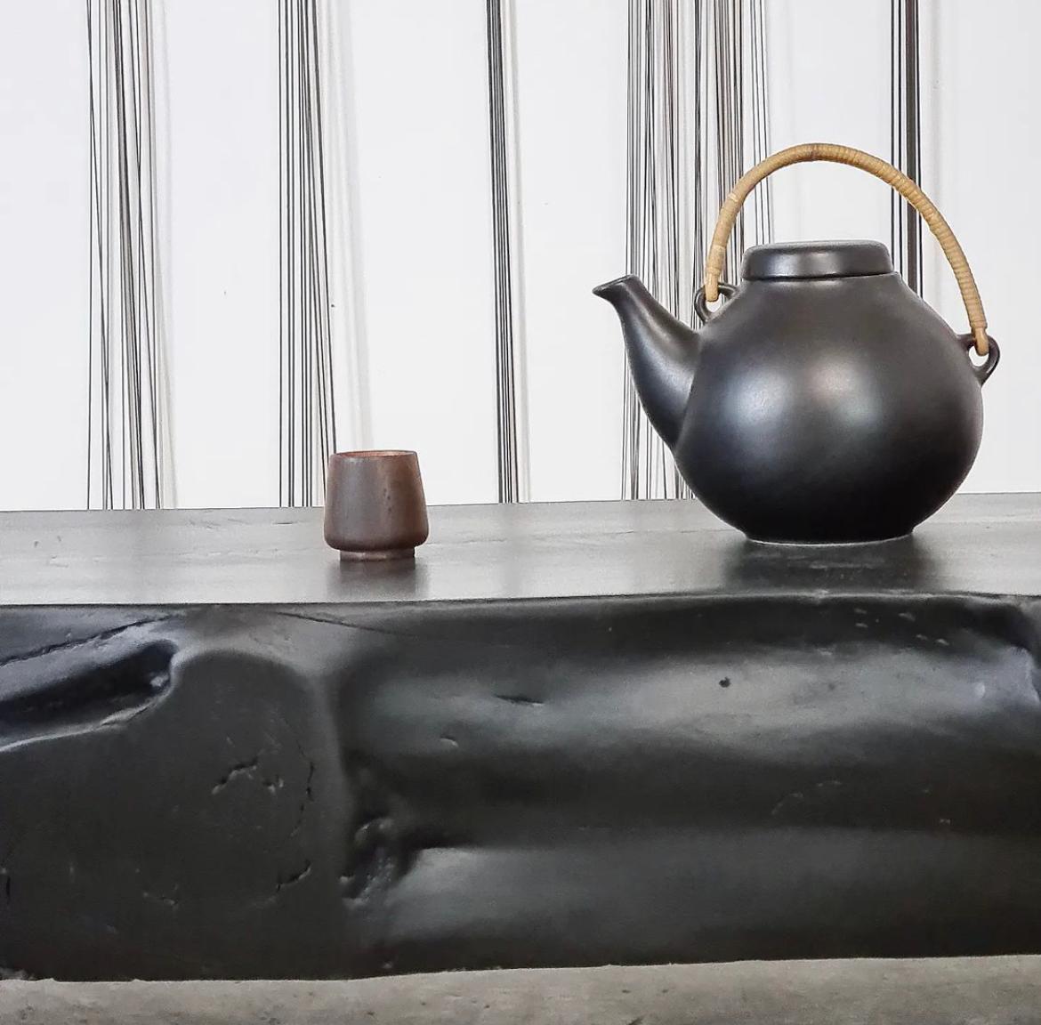 Table basse en orme noir mat et massif Bon état - En vente à San Angelo, TX