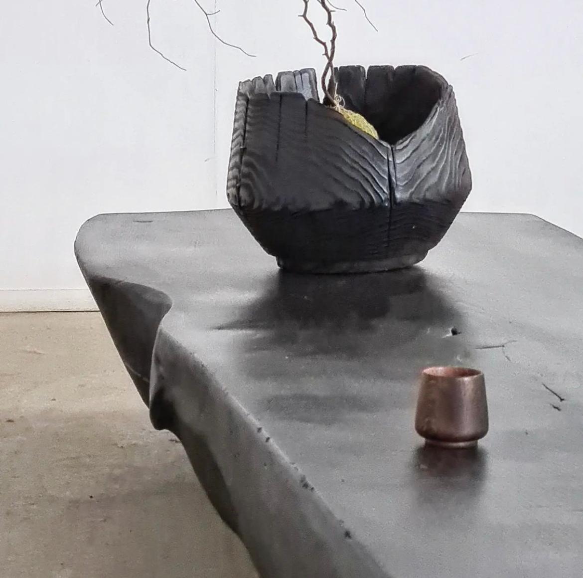20ième siècle Table basse en orme noir mat et massif en vente