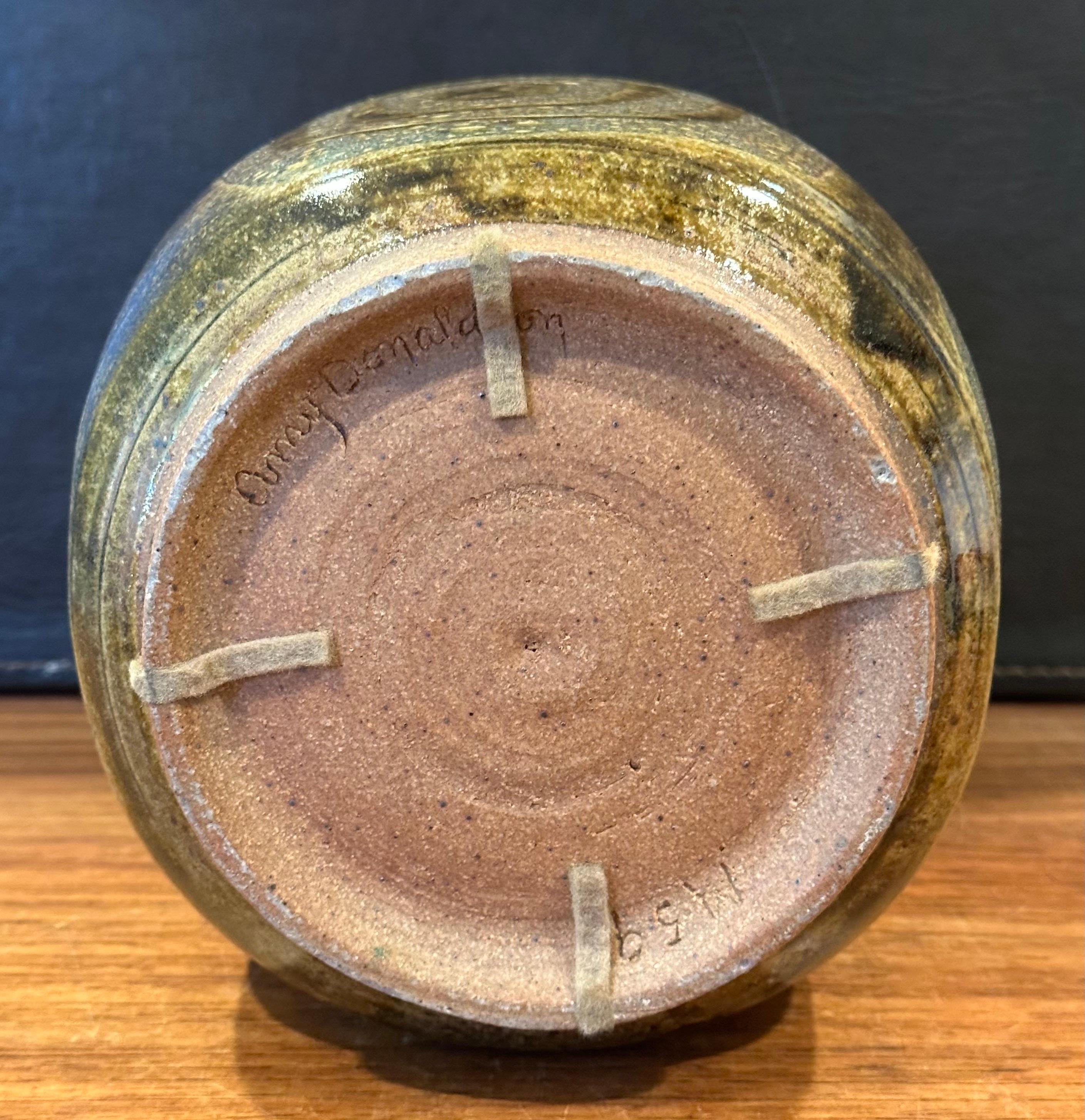 Massiver MCM Steingut Studio-Keramik-Keramik-Krug mit Deckel von Amy Donaldson im Angebot 5